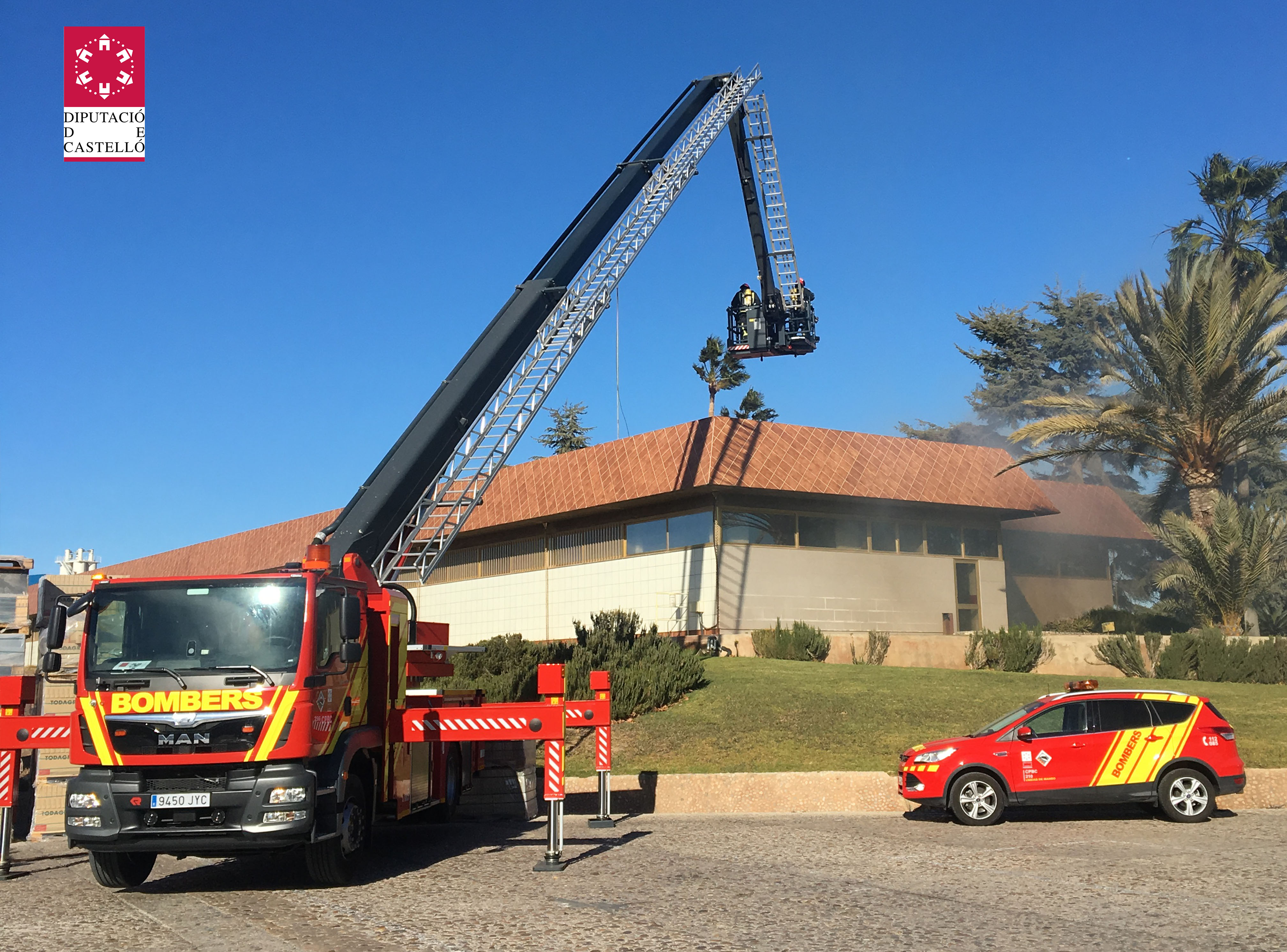 Efectivos del SIAB dan por controlado el incendio en una zona industrial de Vila-real