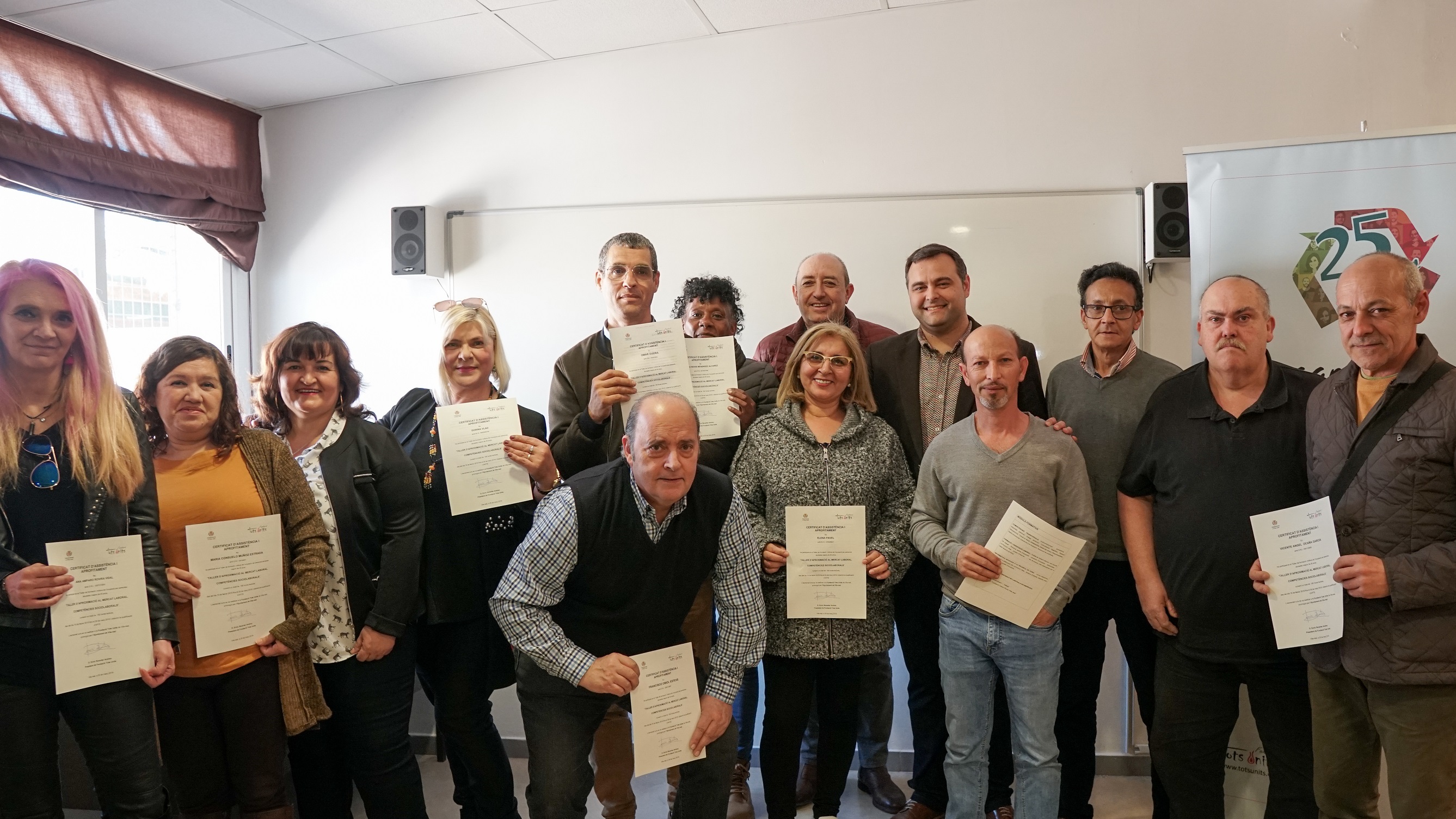 Tots Units diploma a 14 personas mayores de 45 años.