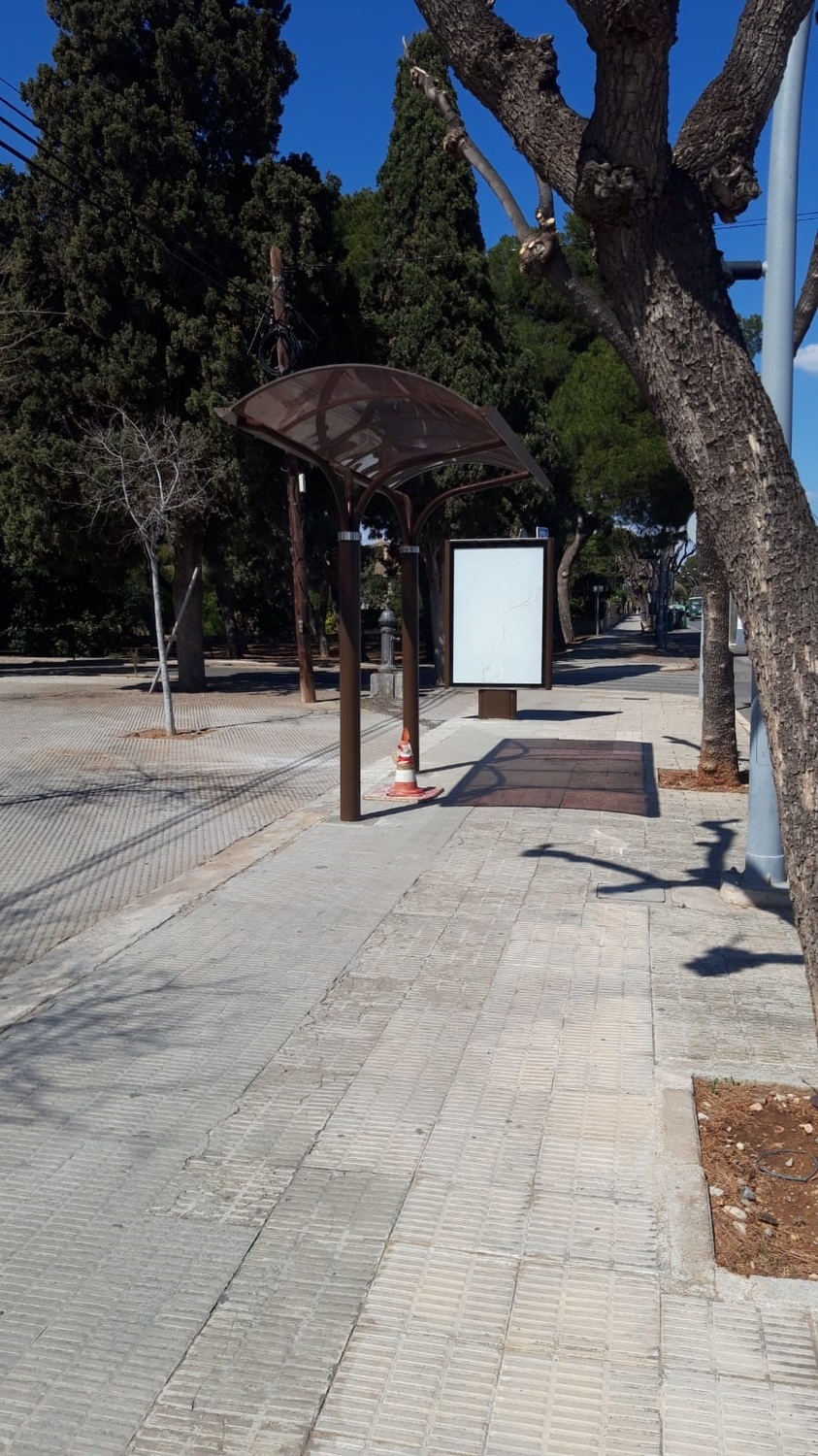 Reubican marquesinas en paradas clave del bus urbano gratuito