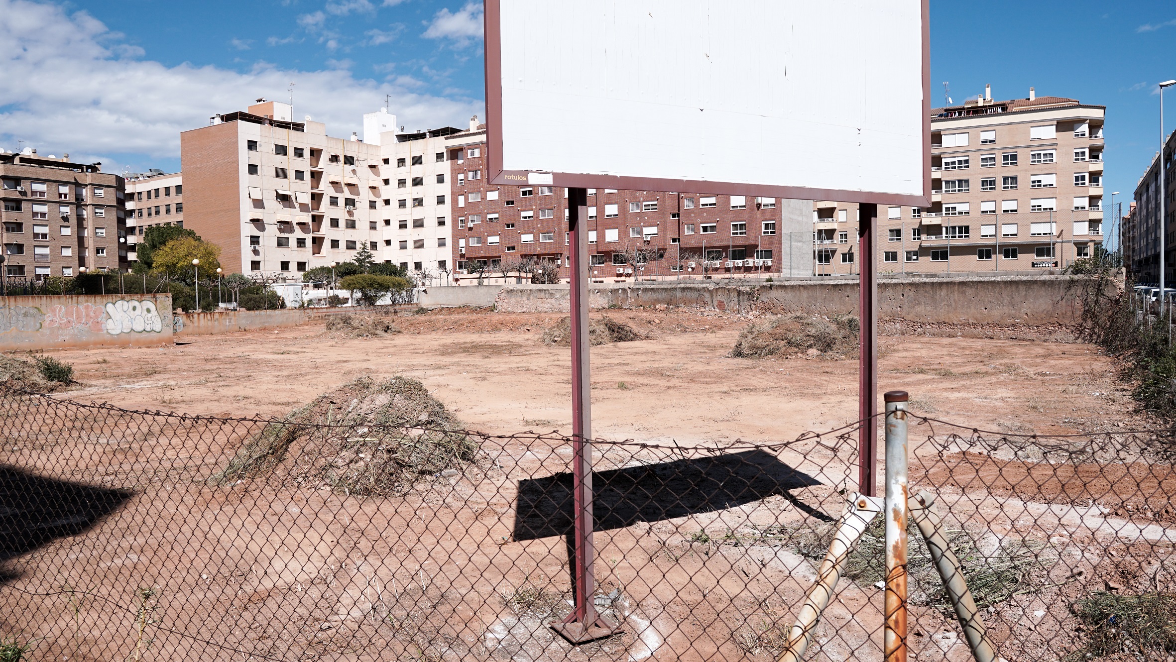 Vila-real ataja el problema de salubridad de un solar en mal estado en Ducat d’Atenes.
