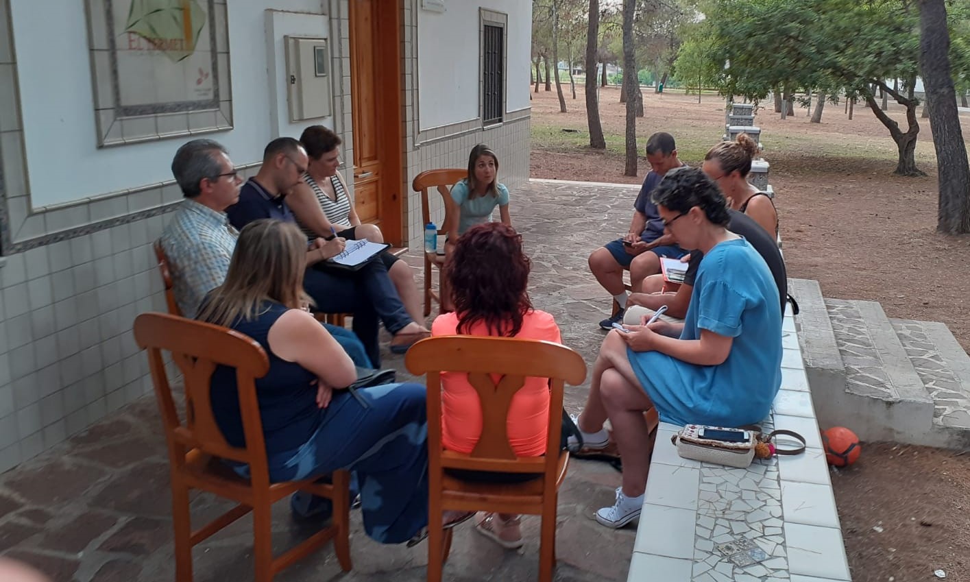 La coordinadora de AMPA de Vila-real se reúne con la nueva edil de Educación para abordar las necesidades de centros y familias.