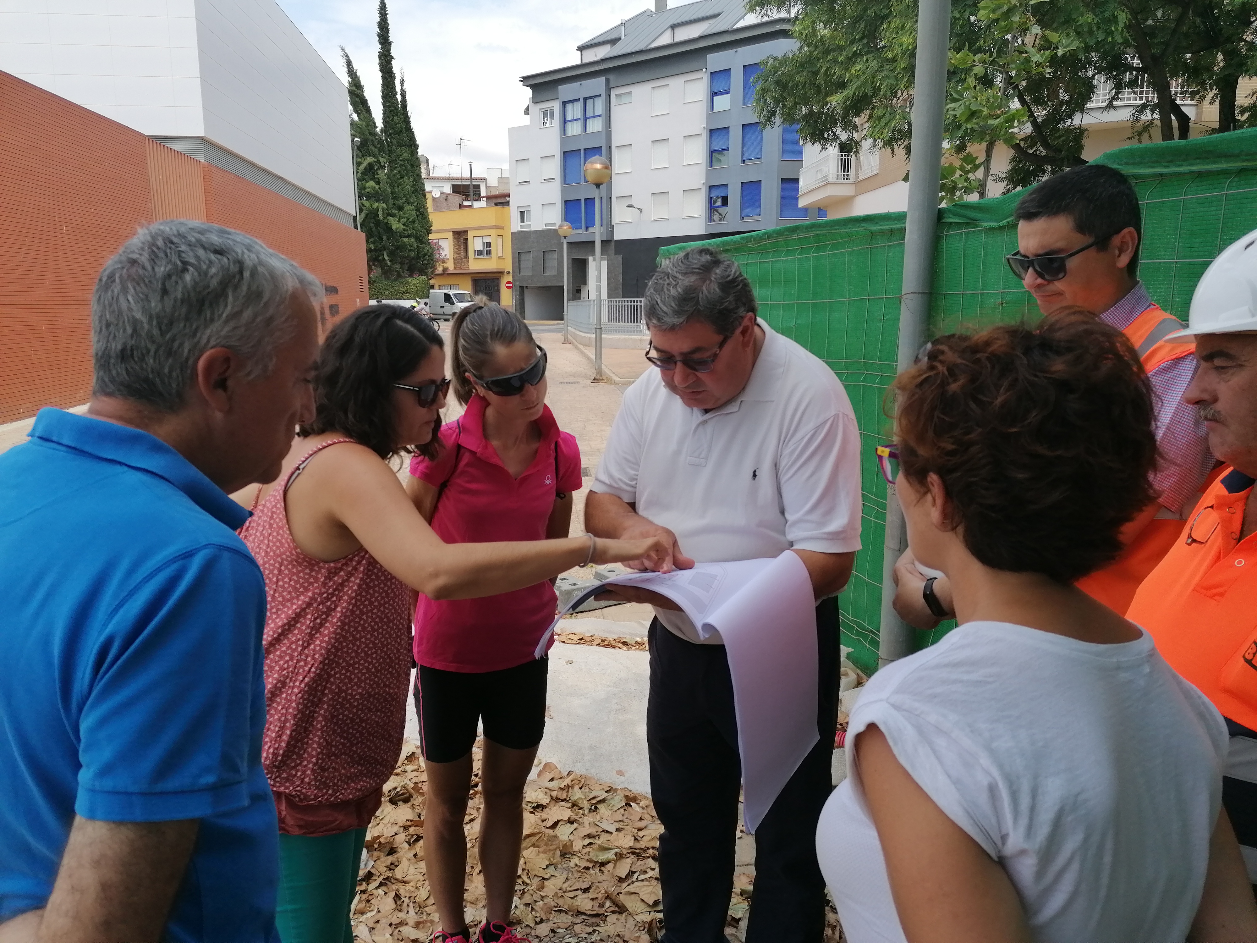 Una zona verde, fuente y puerta de acceso completan las dotaciones del aulario de infantil del Sarthou.