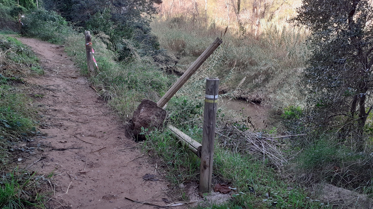 Los vándalos destrozan parte de la valla de madera de la ruta botánica en Vila-real