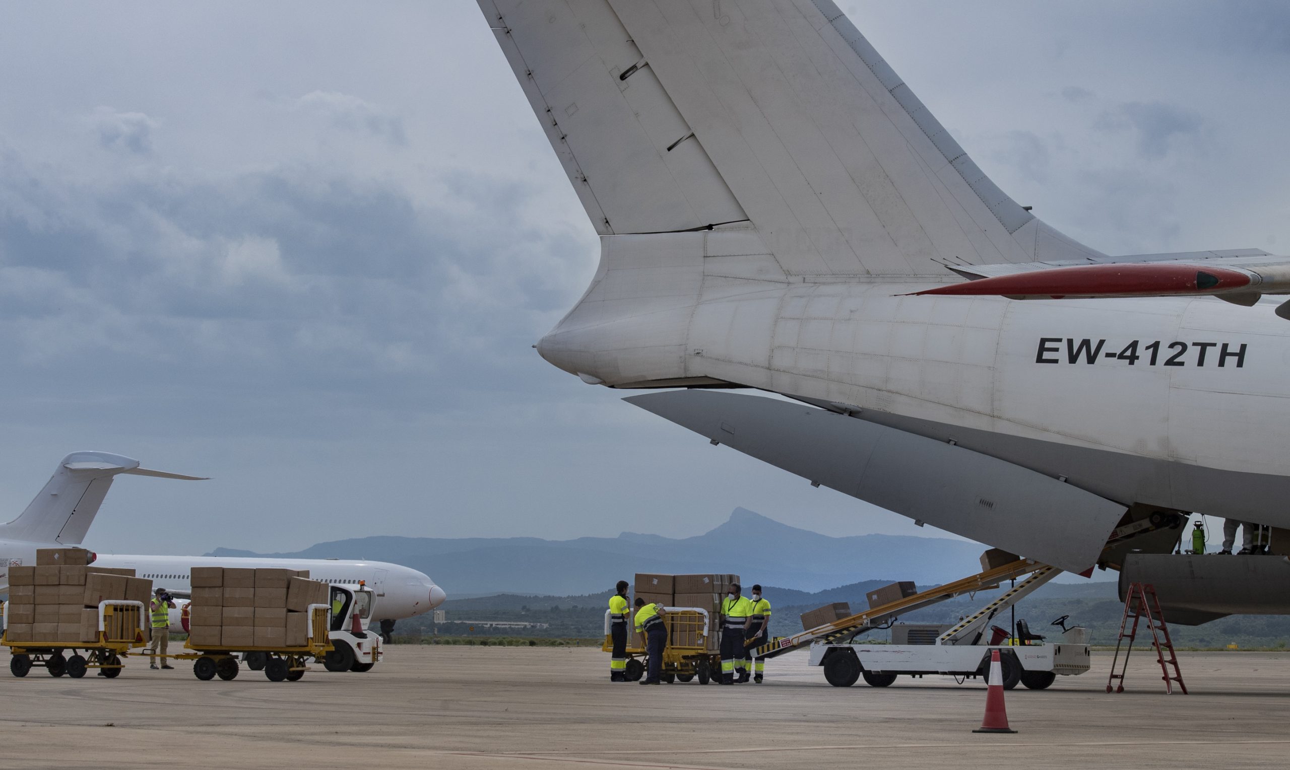 Aterriza en el aeropuerto de Castelló el avión con las 370.000 mascarillas