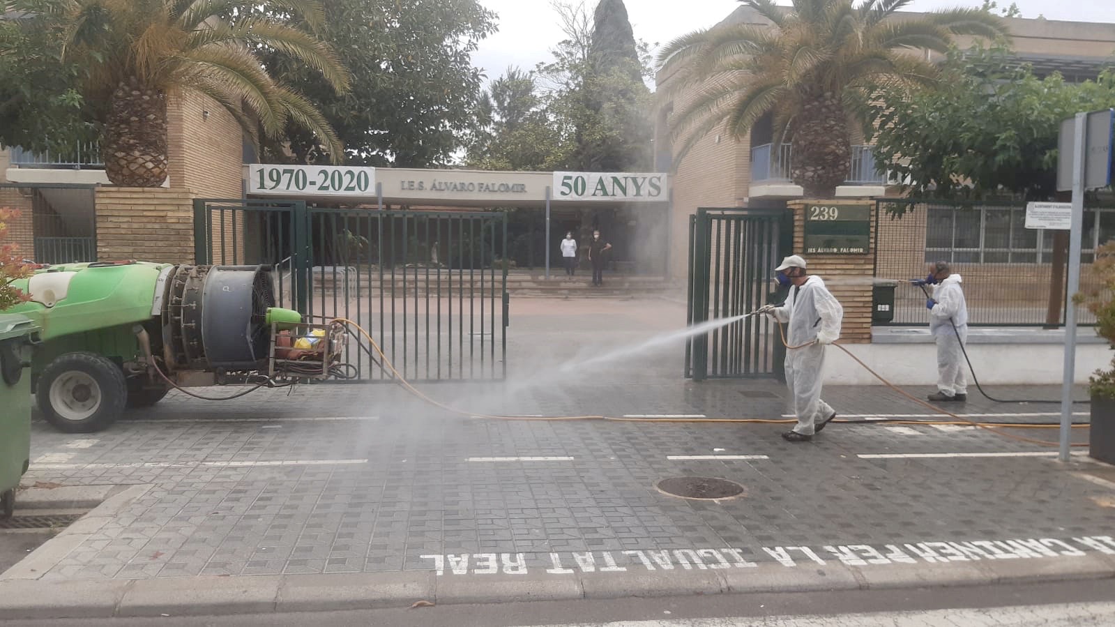 Almassora desinfecta los accesos a los IES ante el regreso de alumnado preuniversitario