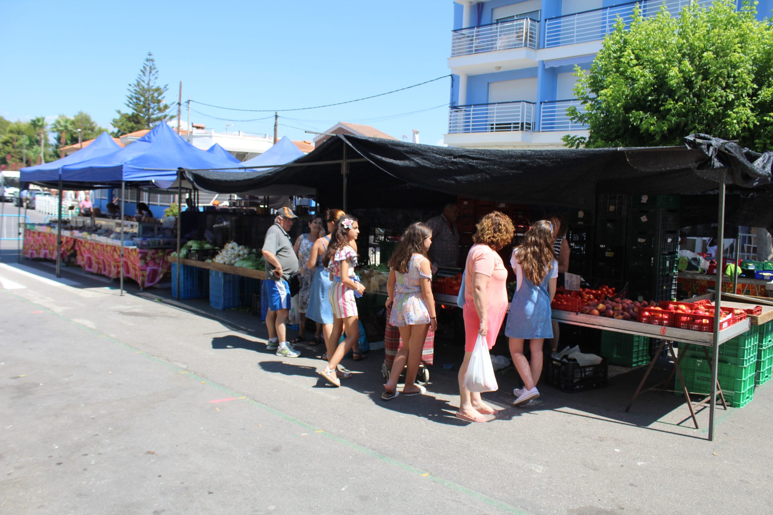 Nules amplía la duración del mercado ambulante de la playa