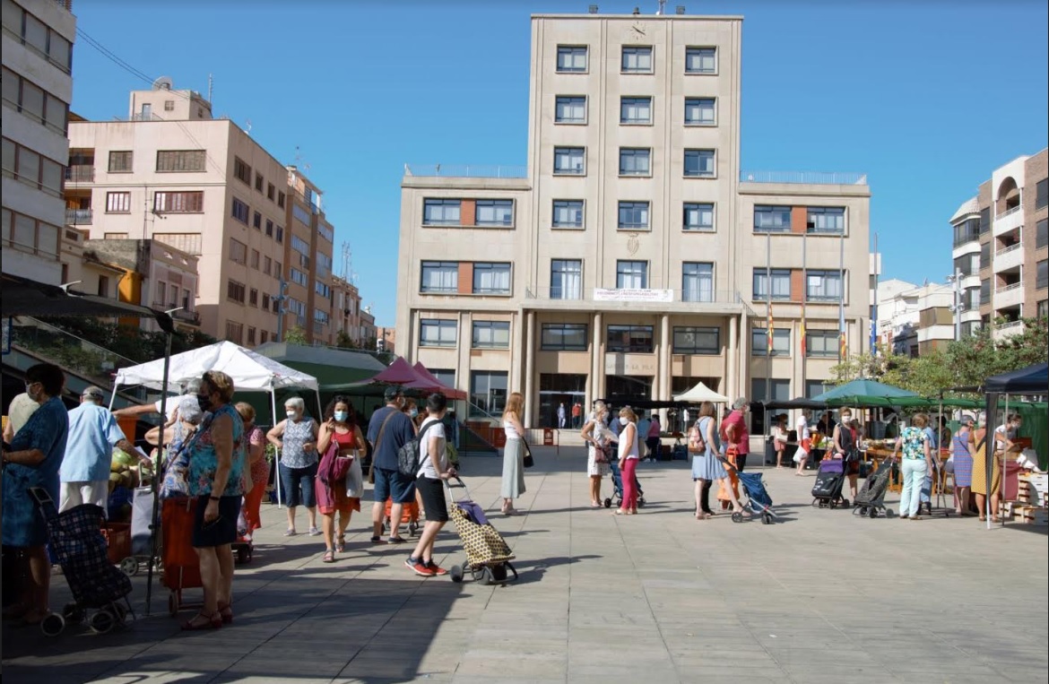 La plaza Mayor de Vila-real acoge de nuevo el mercado ambulante de productores agrícolas