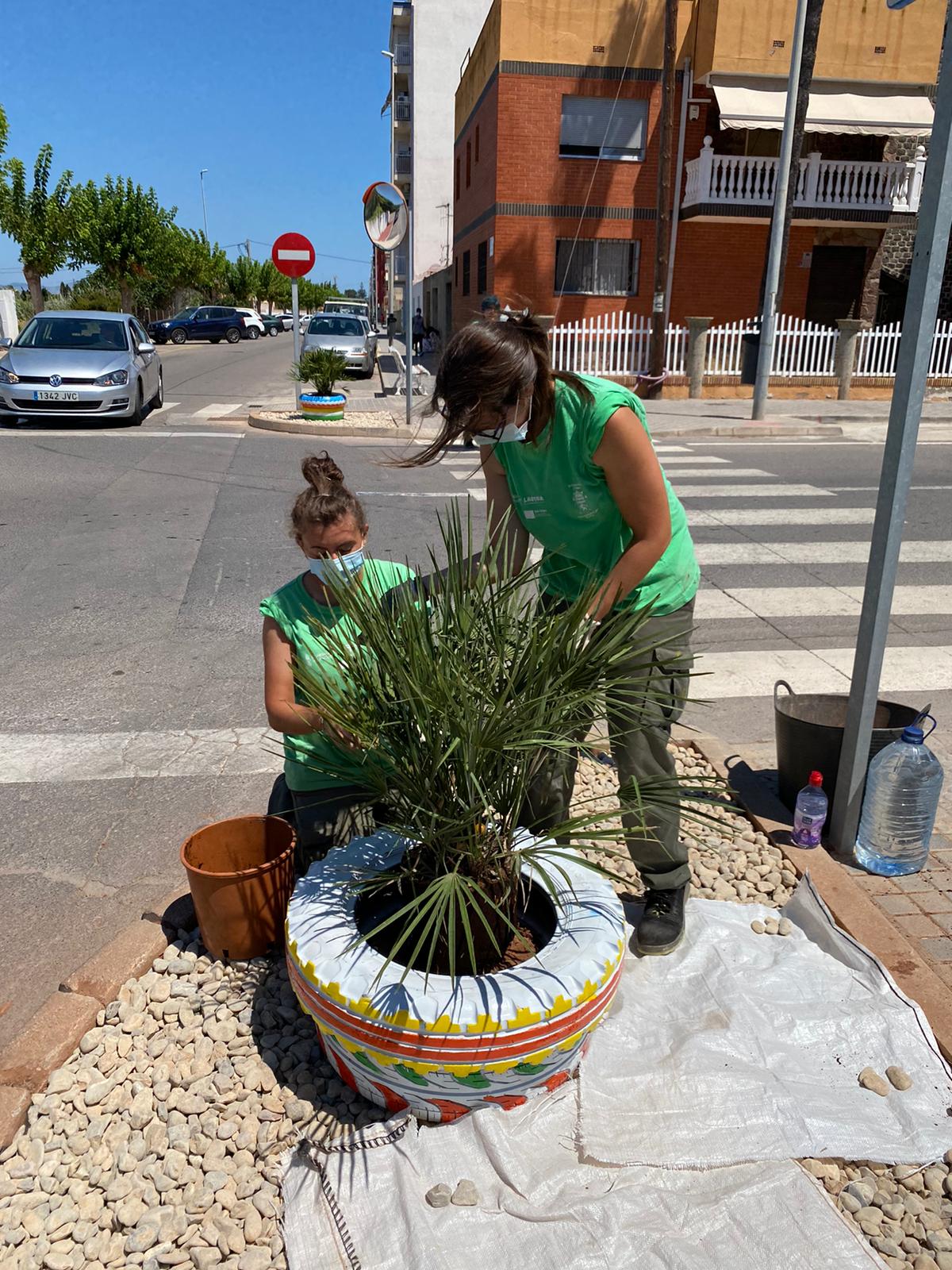 El alumnado del programa ‘Et Formem’ de Nules colabora en el embellecimiento del municipio