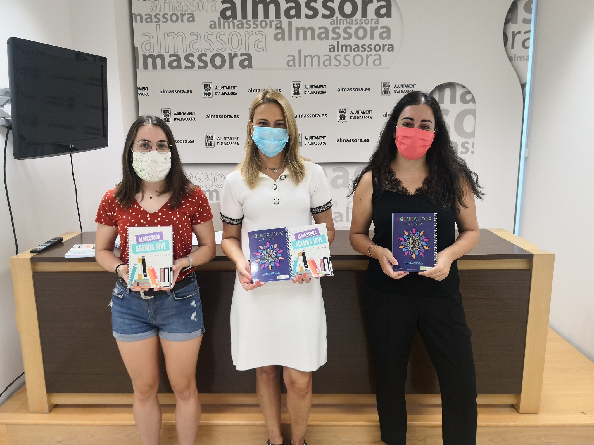 Almassora premia a las ganadoras del XVII Concurso de diseño de la Agenda Jove