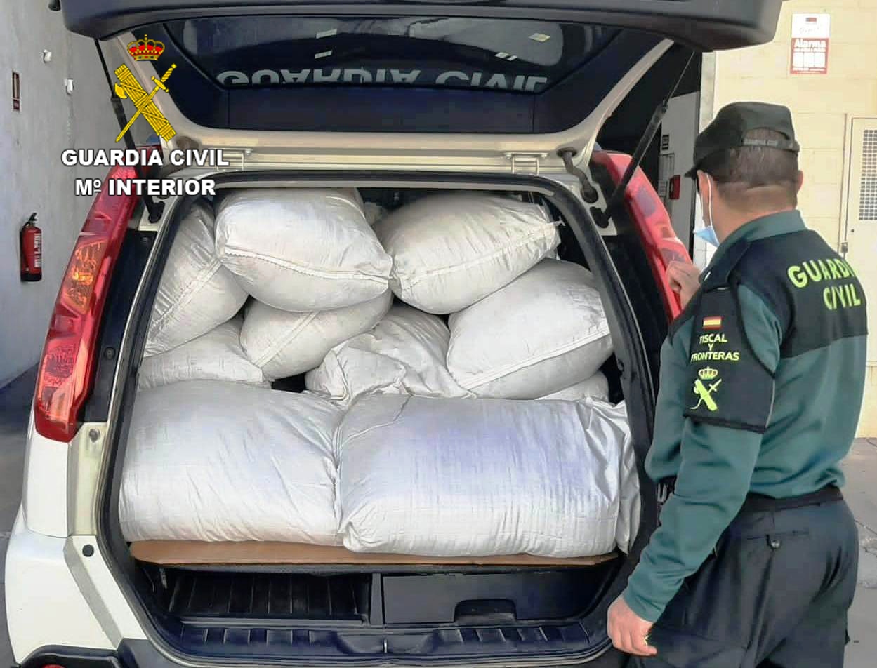 La Guardia Civil incauta 18 sacos de hoja de tabaco tipo “strip” en la localidad de Onda