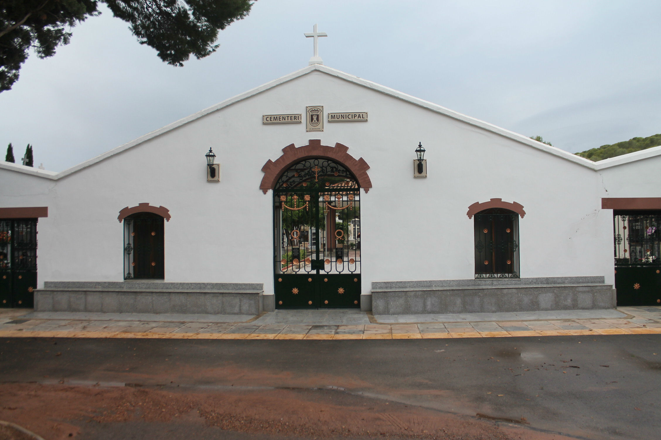 El ayuntamiento de Almenara prepara el cementerio para la celebración de Todos los Santos