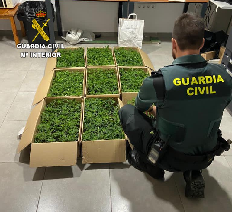 La Guardia Civil ha detenido a dos ocupantes de un vehículo en Vinaròs que intentaban transportar droga