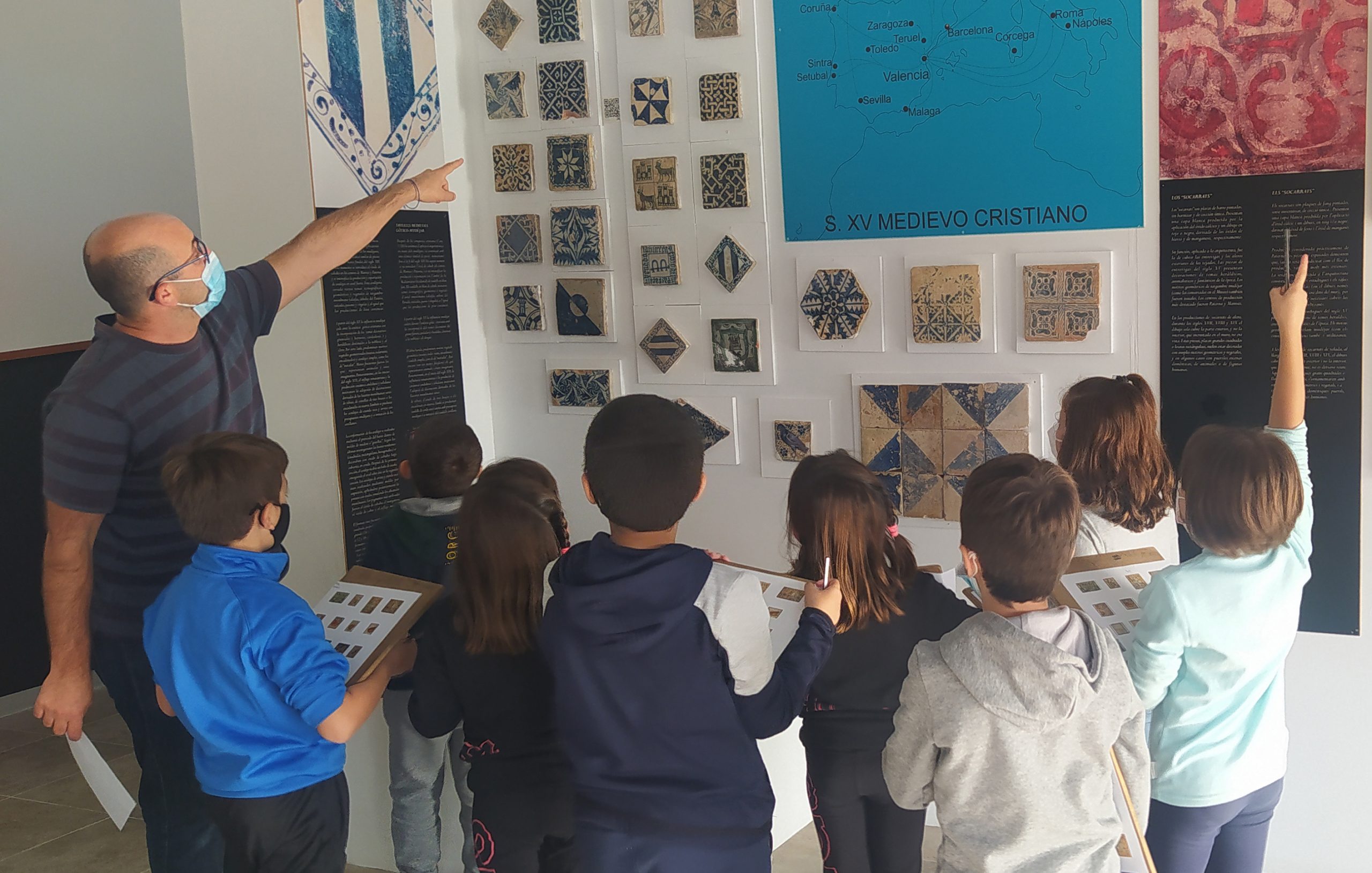 Decenas de vecinos de Onda participan en las actividades y talleres sobre la cultura cerámica que programa el Museo del Azulejo