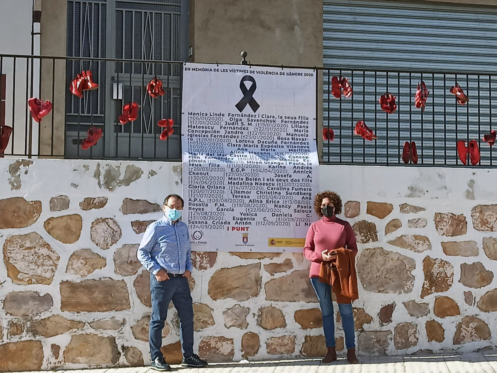 Una lona en Almenara recuerda a las mujeres asesinadas por violencia de género