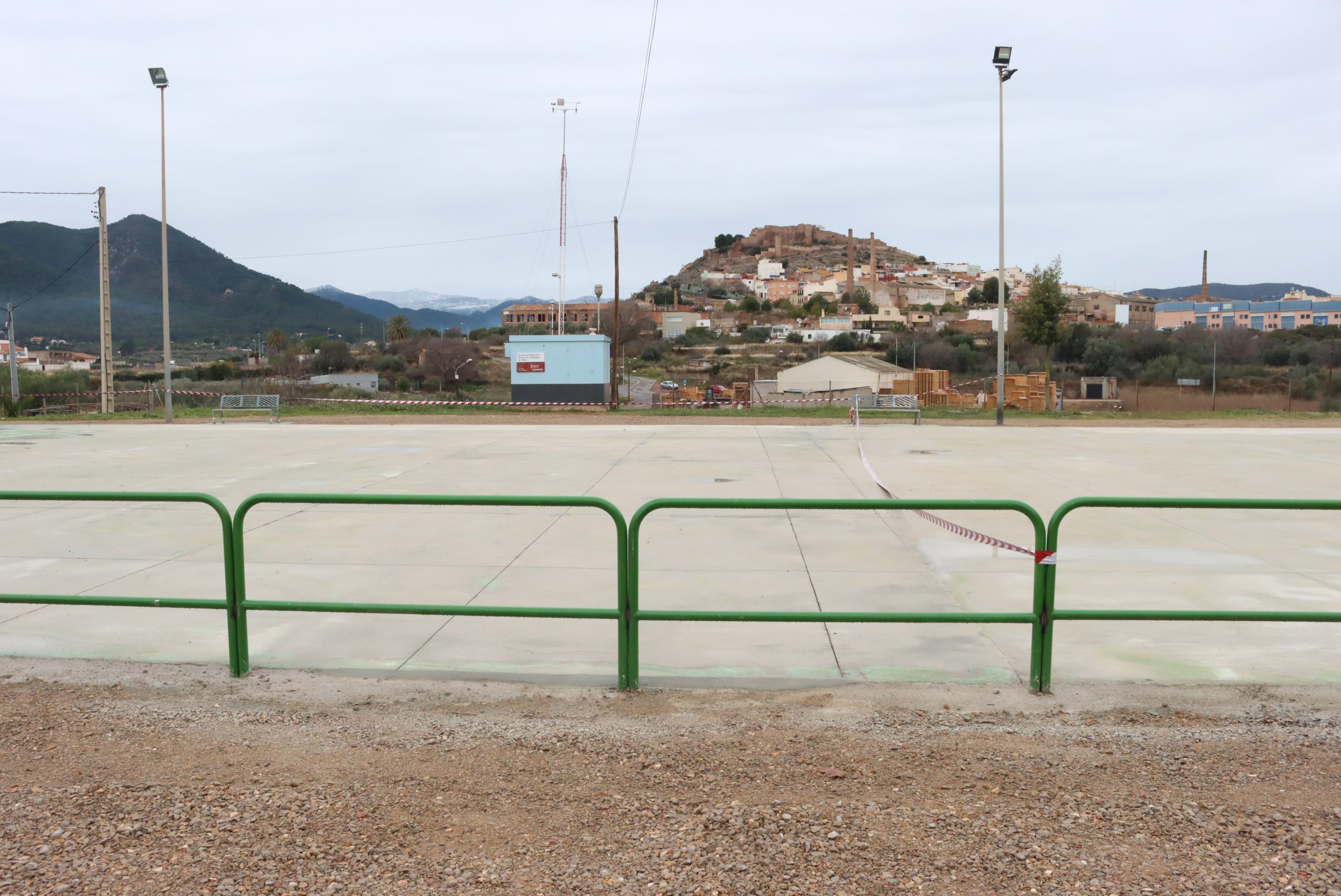 Onda atiende las peticiones de los vecinos del barrio Monteblanco y repara la pista deportiva