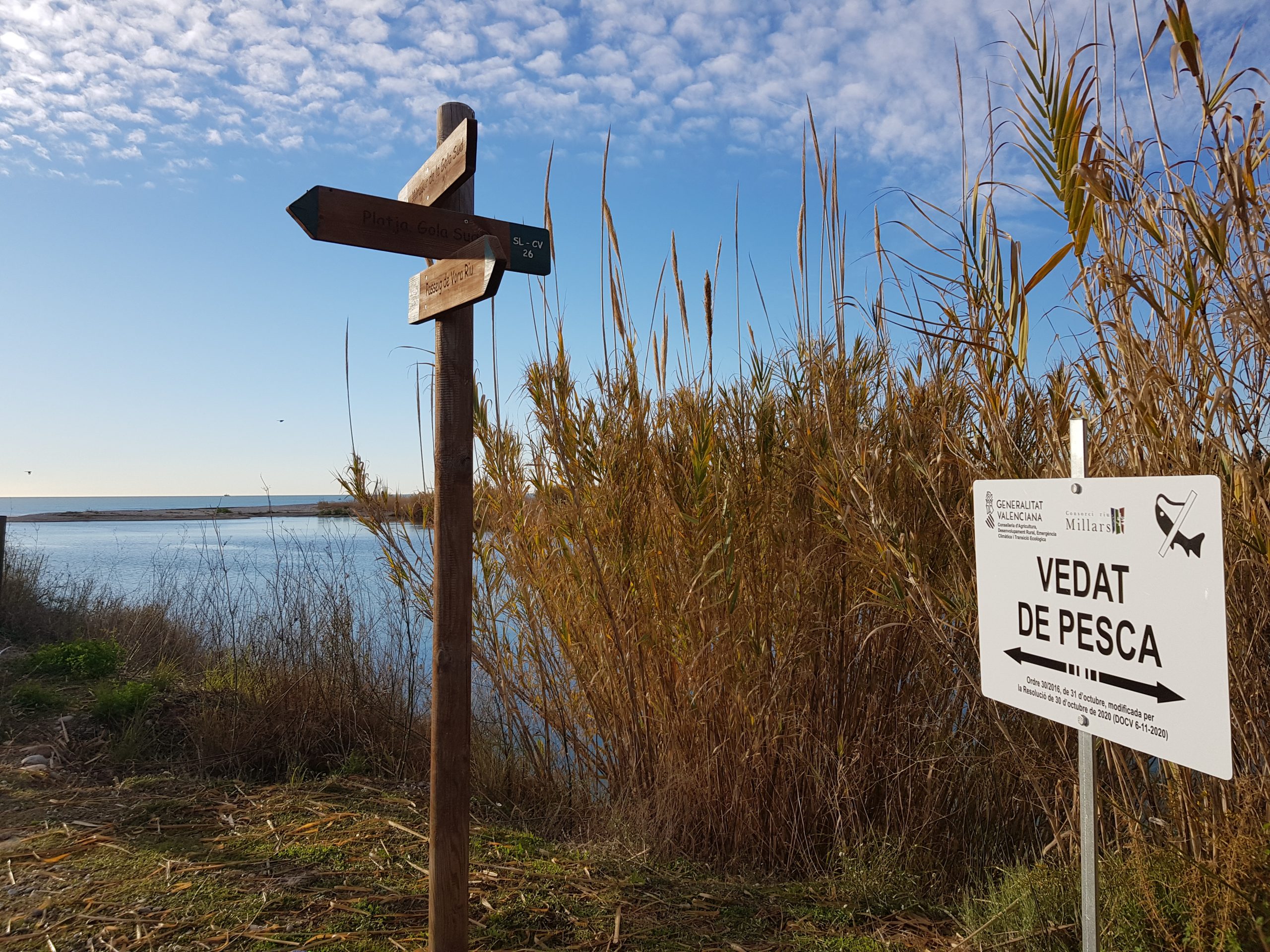 El Consorcio gestor del Paisaje Protegido de la Desembocadura del río Mijares instala las señales que advierten de los cotos de pesca