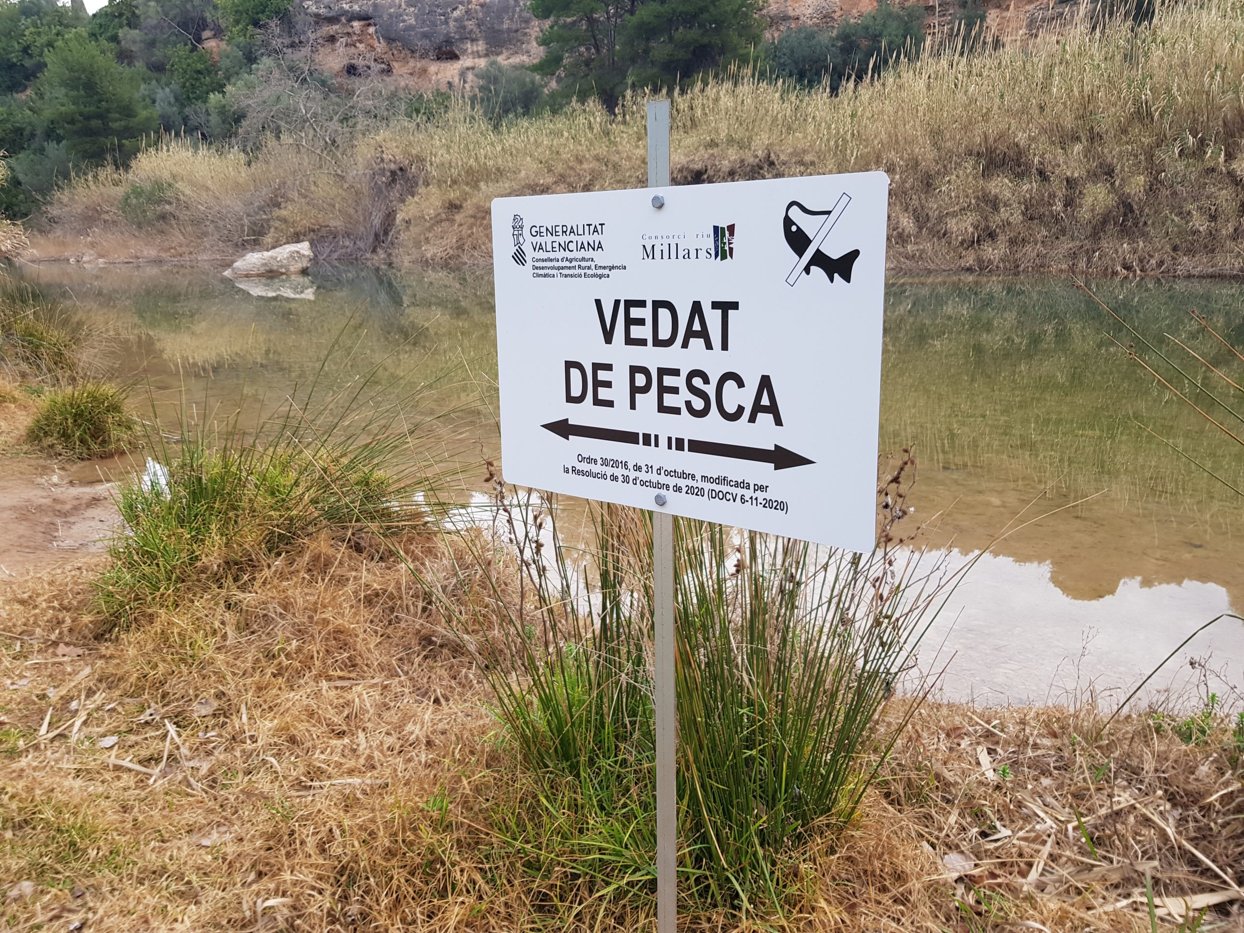 El Consorcio gestor del Paisaje Protegido de la Desembocadura del río Mijares finaliza la instalación de las señales que advierten de los cotos de pesca