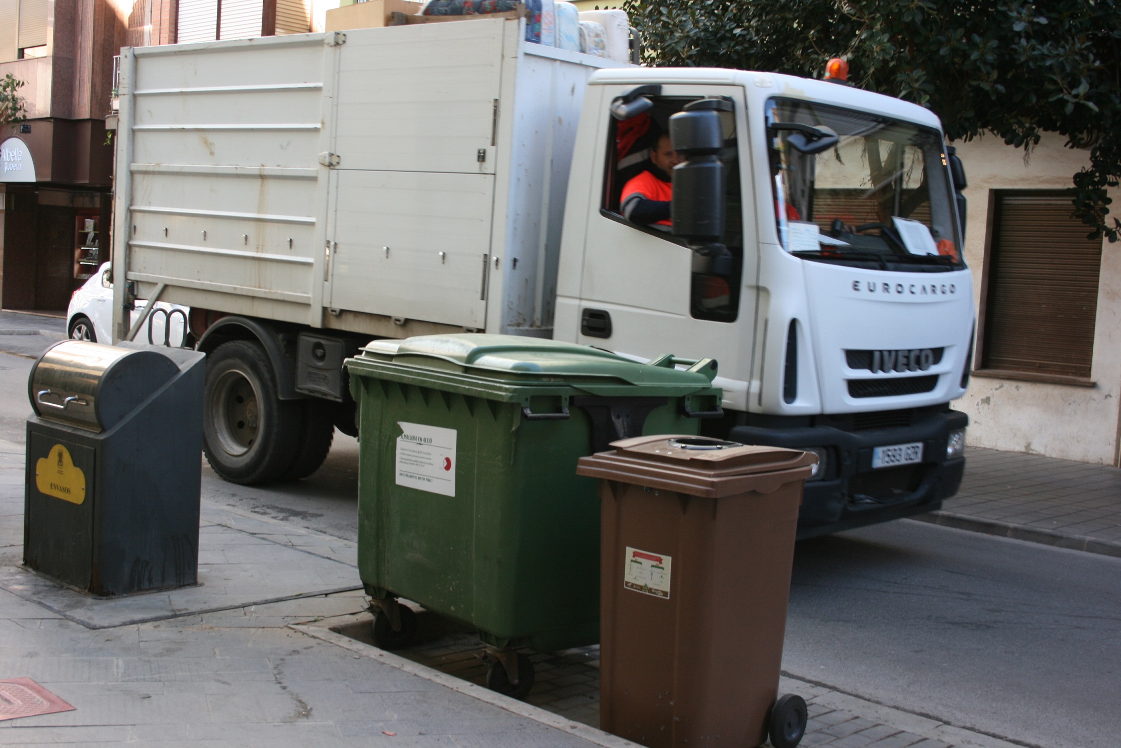 La recogida de basura orgánica arrancará en mayo en Almassora con más de 80 contenedores urbanos