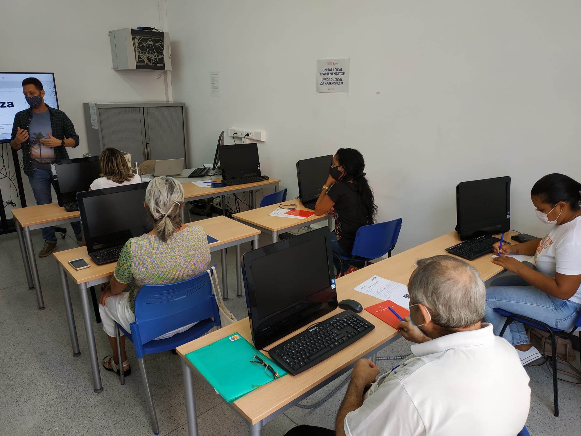 Burriana pone en marcha un curso de competencias digitales y relación electrónica con la Administración