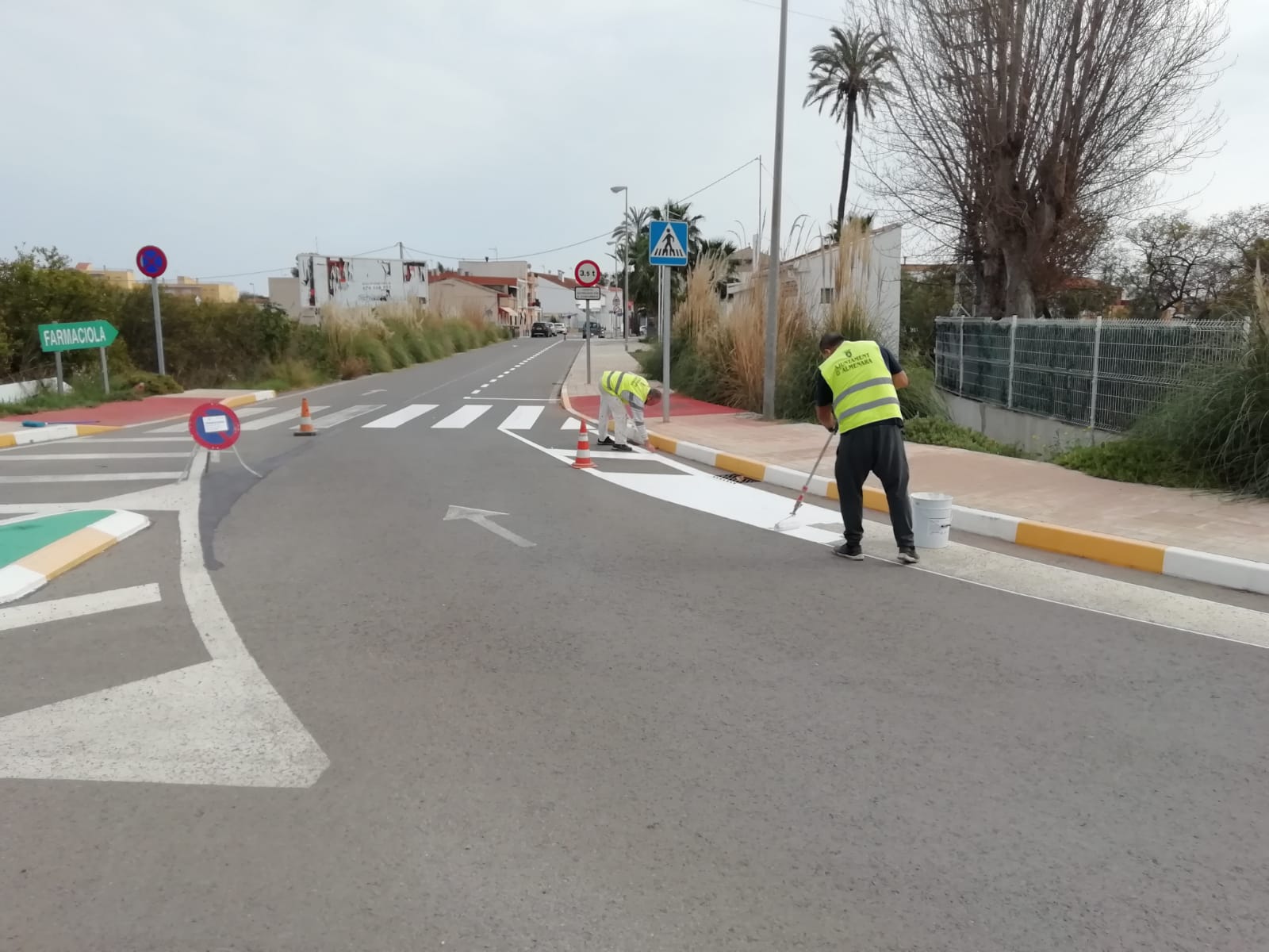 La Brigada Municipal de Obras y Servicios de Almenara repinta las marcas viales del núcleo urbano y de la Playa Casablanca