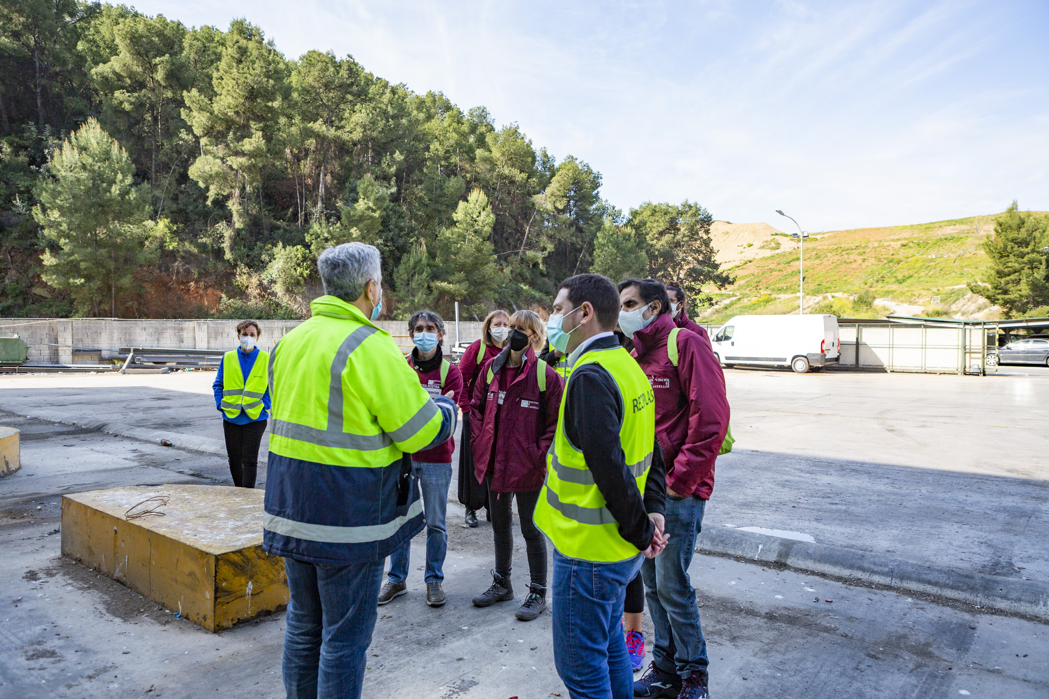 Educadores ambientales del Consorcio C2 visitan la planta de Reciplasa para conocer la gestión de residuos de la zona