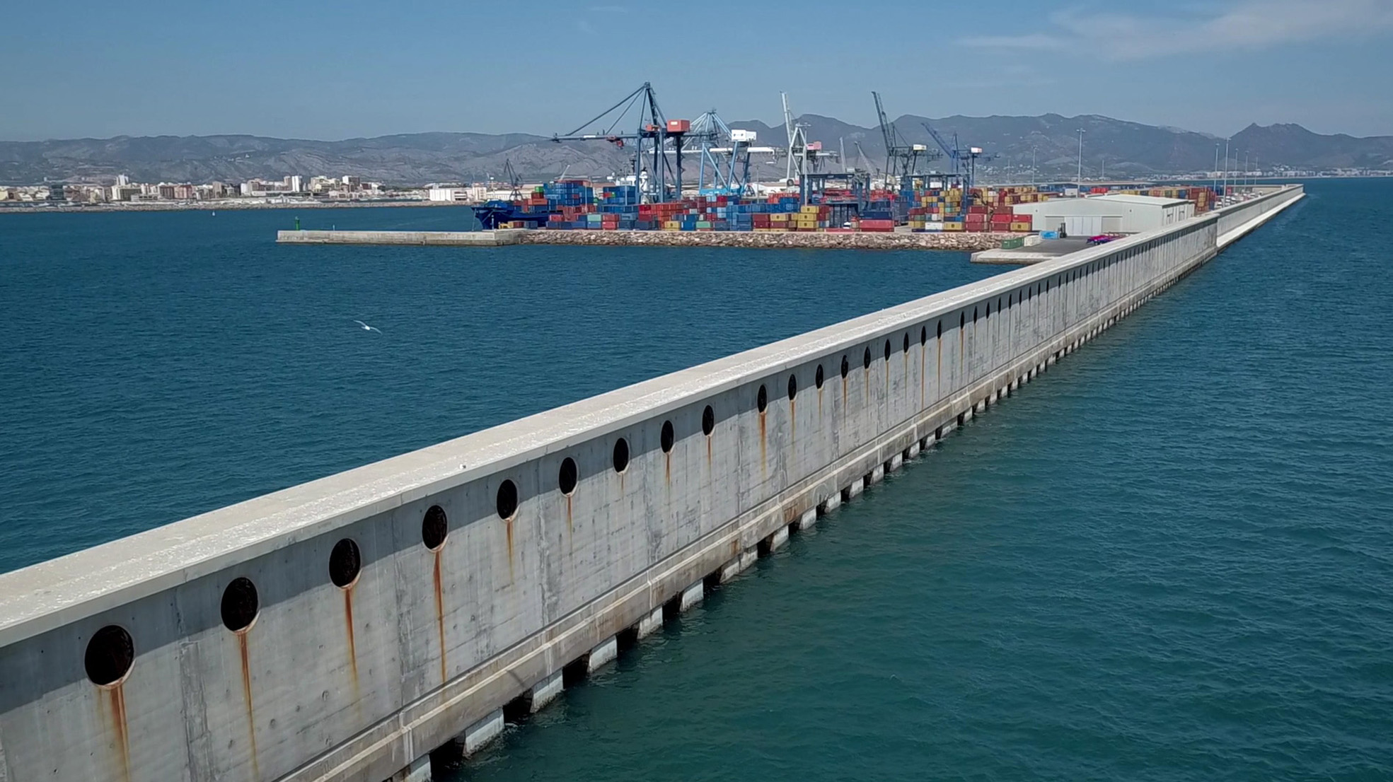 El puerto de Castellón cierra abril moviendo un 13,6% más de mercancías respecto al mismo mes de 2020
