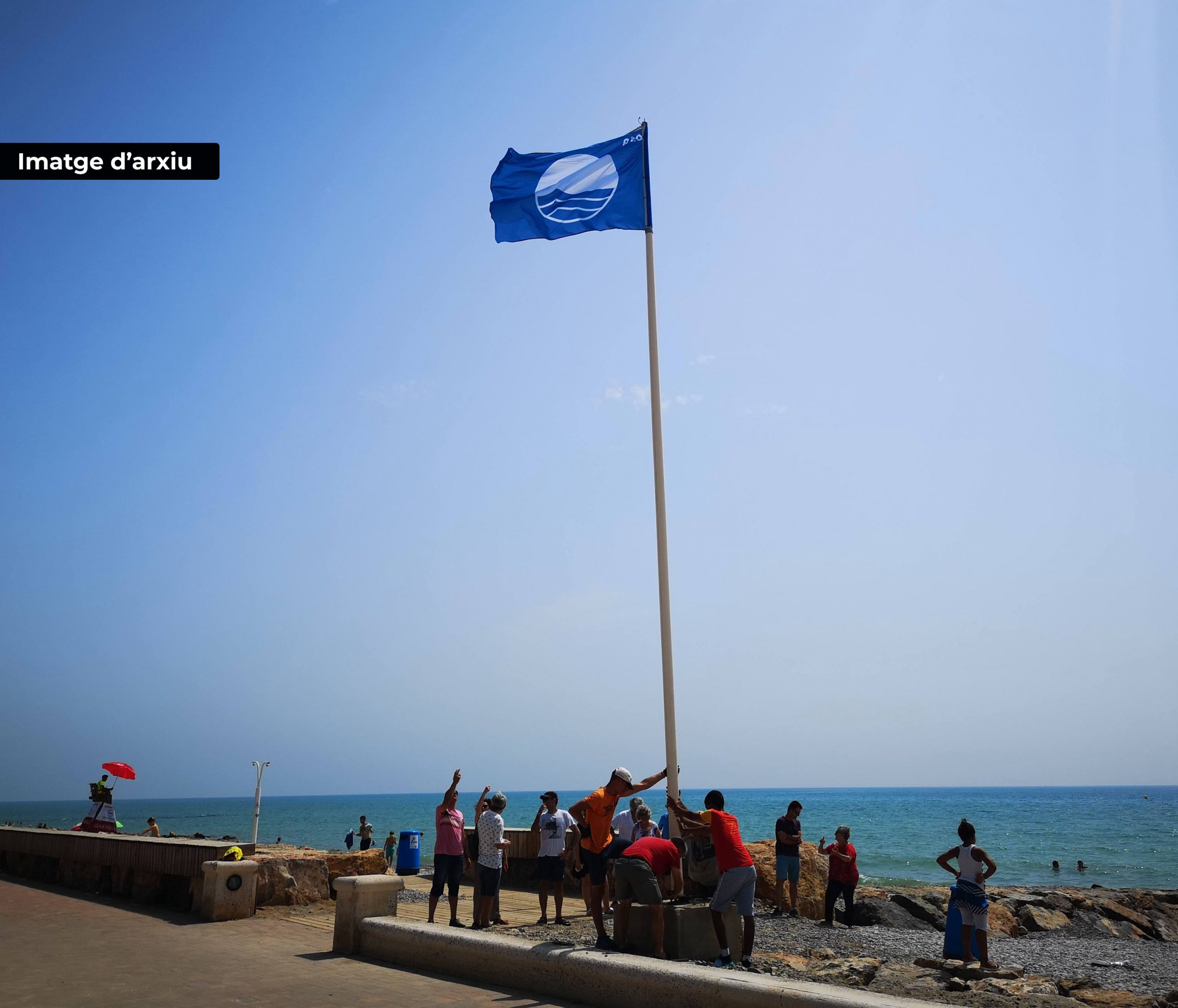 La Bandera Azul ondeará de nuevo en la Playa Casablanca de Almenara