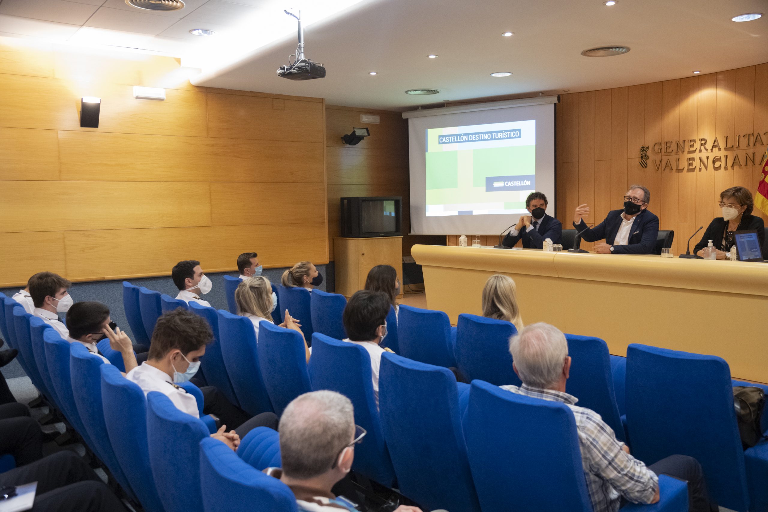José Martí destaca el potencial de la escuela de pilotos del aeropuerto de Castellón y anima a los alumnos y alumnas a ser “embajadores de la provincia”