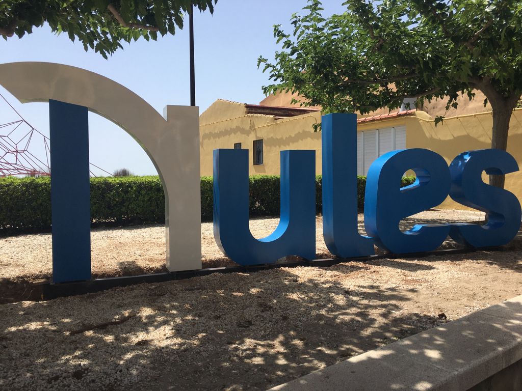 Nules embellece la zona marítima con la instalación de las letras del municipio