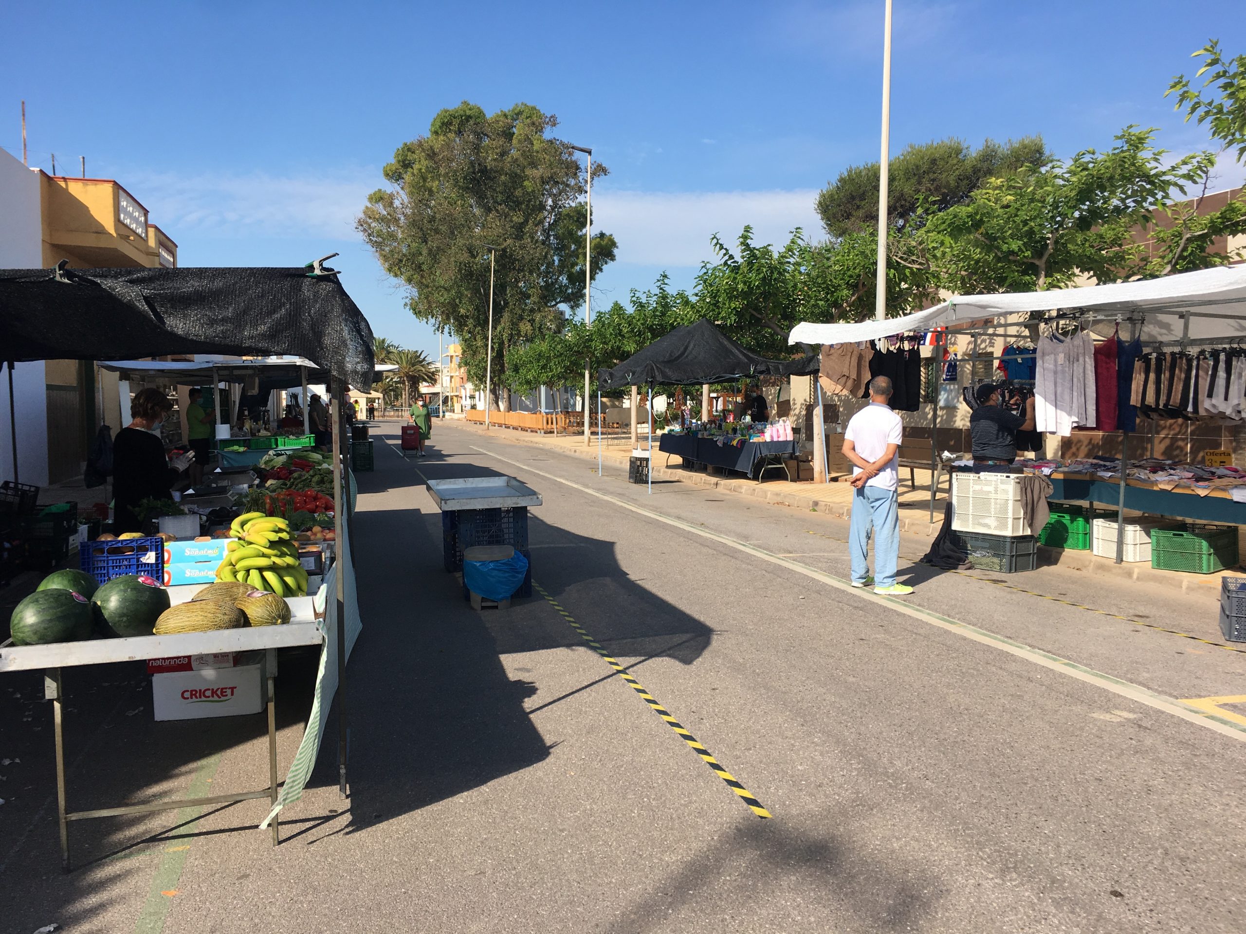 Nules amplía un mes la actividad del mercado ambulante de la playa