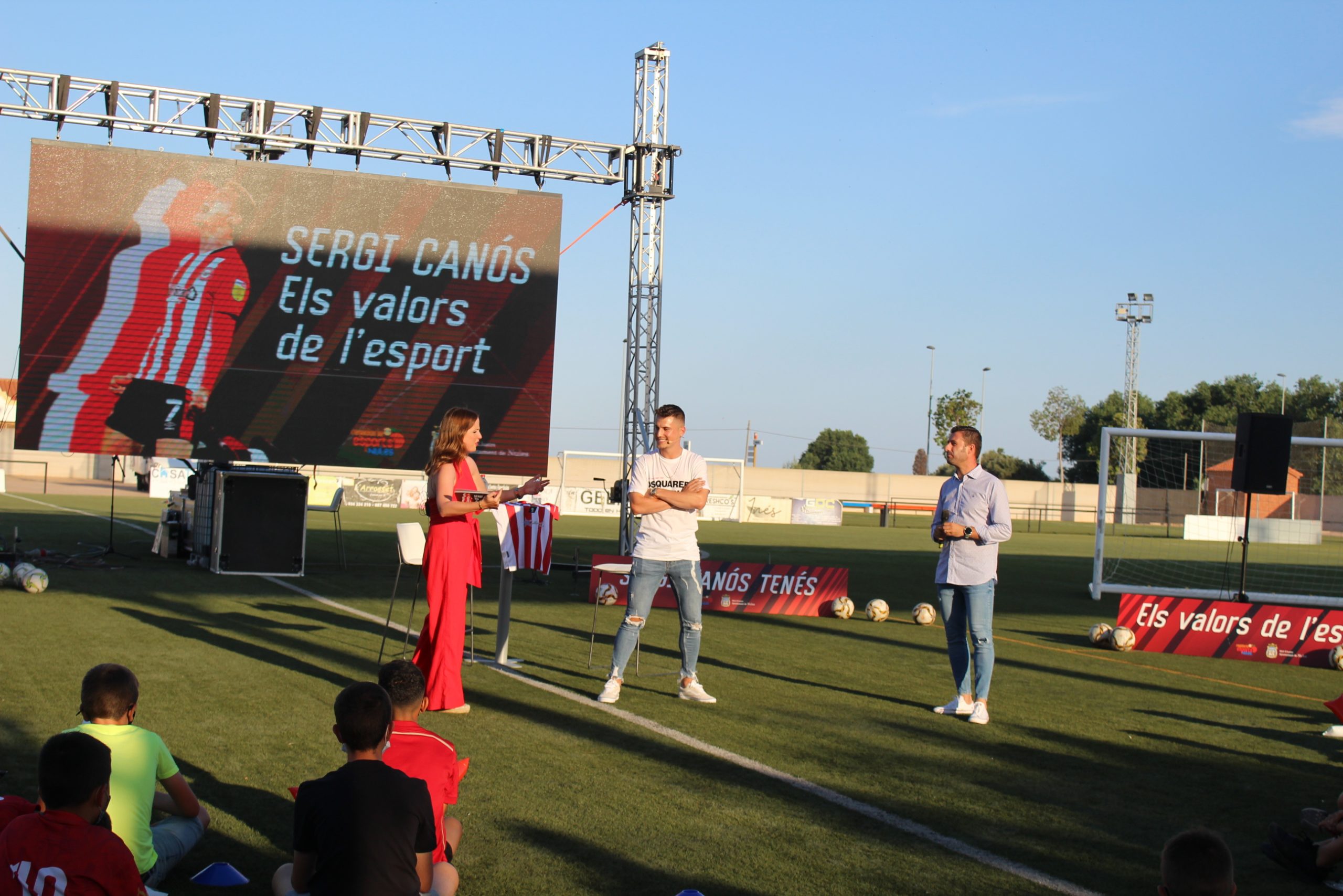 Nules homenajea a su futbolista más internacional