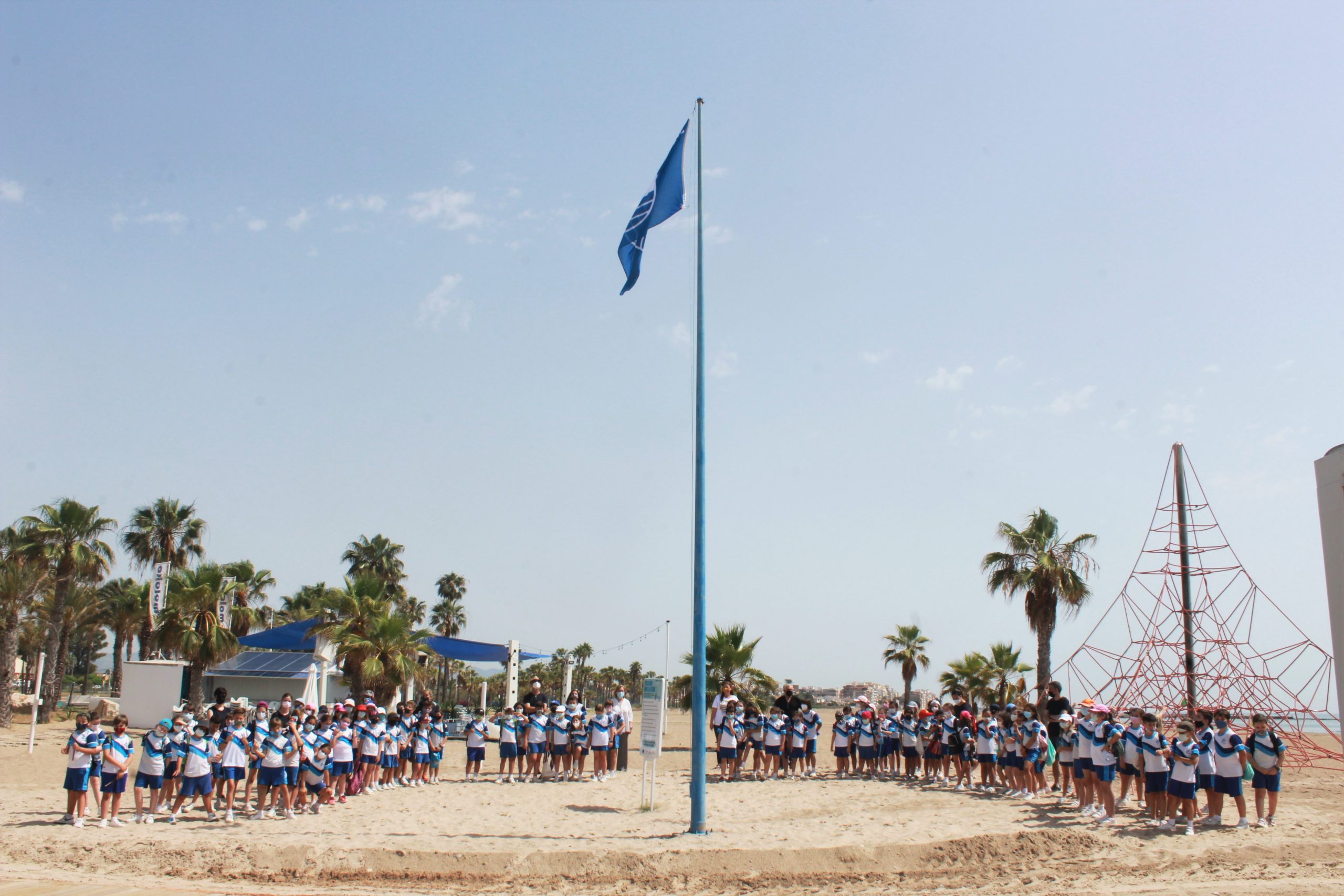 Las banderas Azules y las de EcoPlayas ya ondean en las playas de Burriana