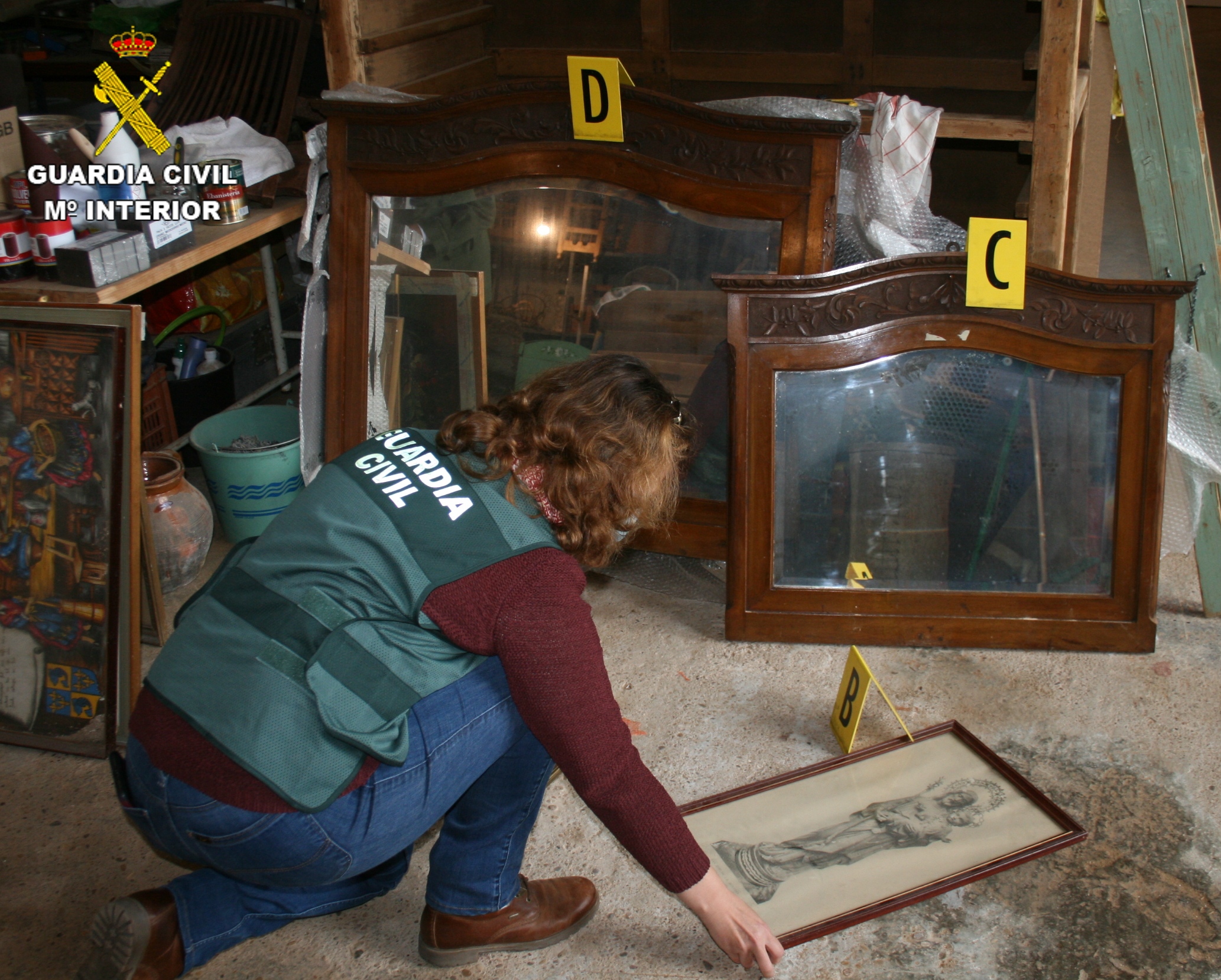 La Guardia Civil ha detenido a dos  mujeres por sustraer muebles antiguos  valorados casi en 100.000 euros