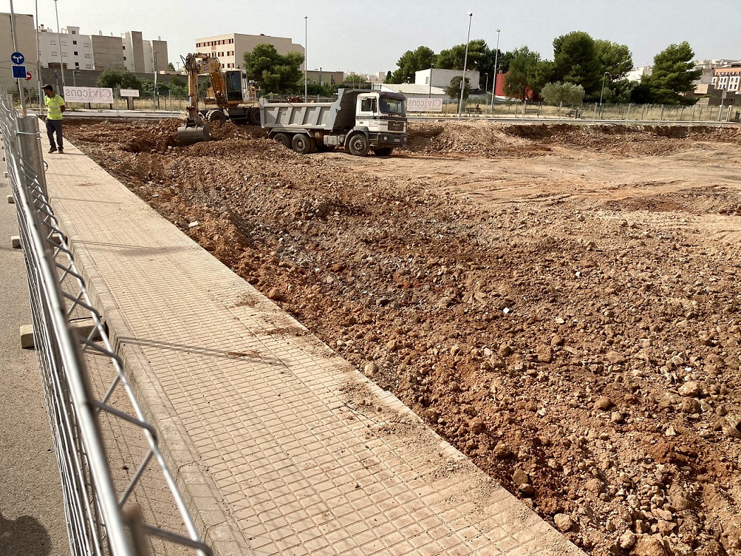 La constructora inicia la excavación de los cimientos del colegio Santa Quitèria de Almassora