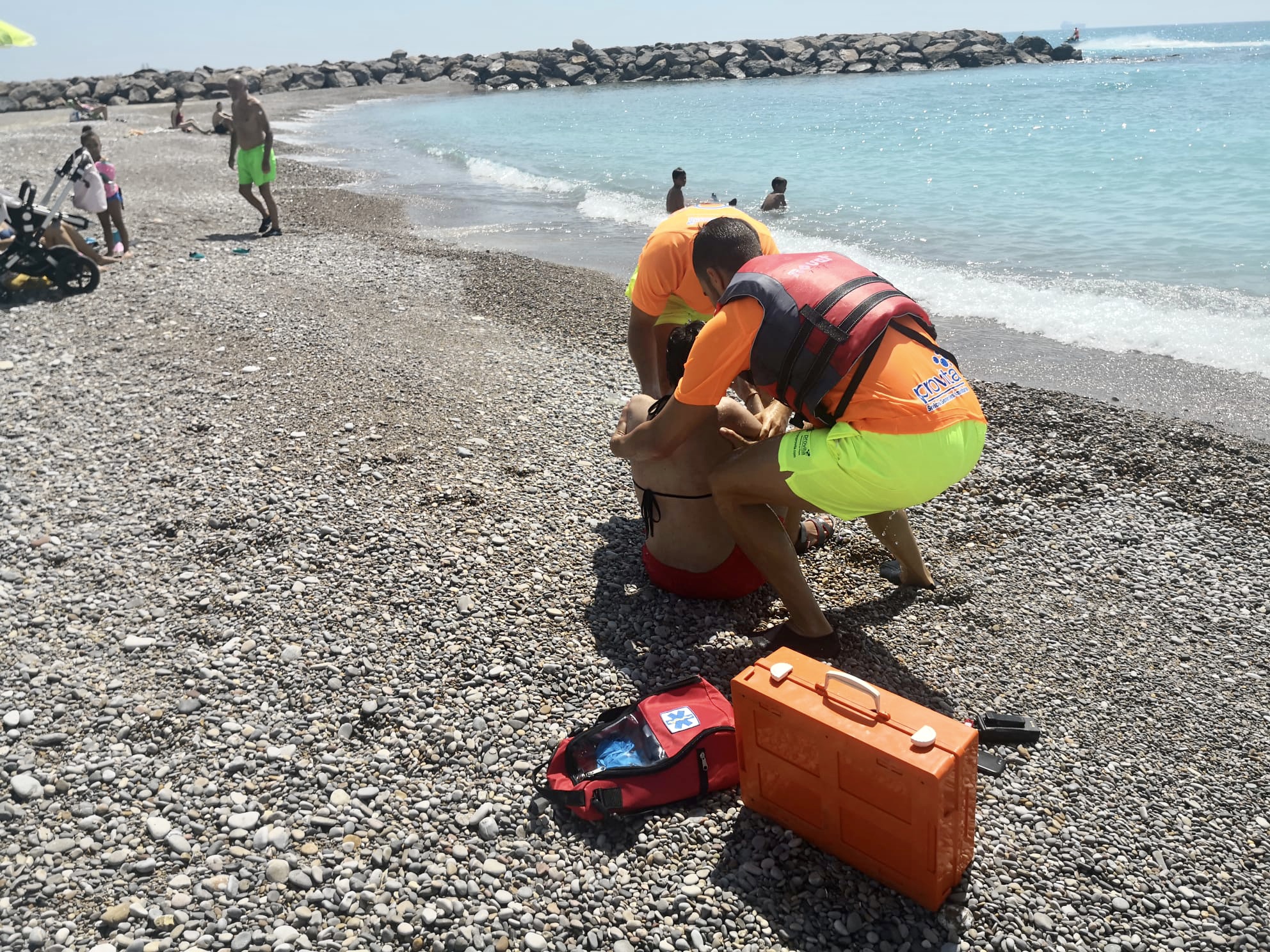 Dos minutos de rescate en el simulacro de la playa de Almassora