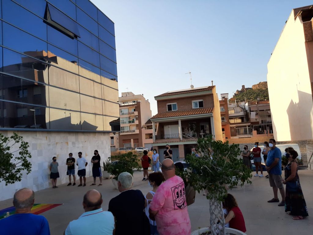 Almenara se concentra en repulsa por el asesinato homófobo de Samuel en La Coruña