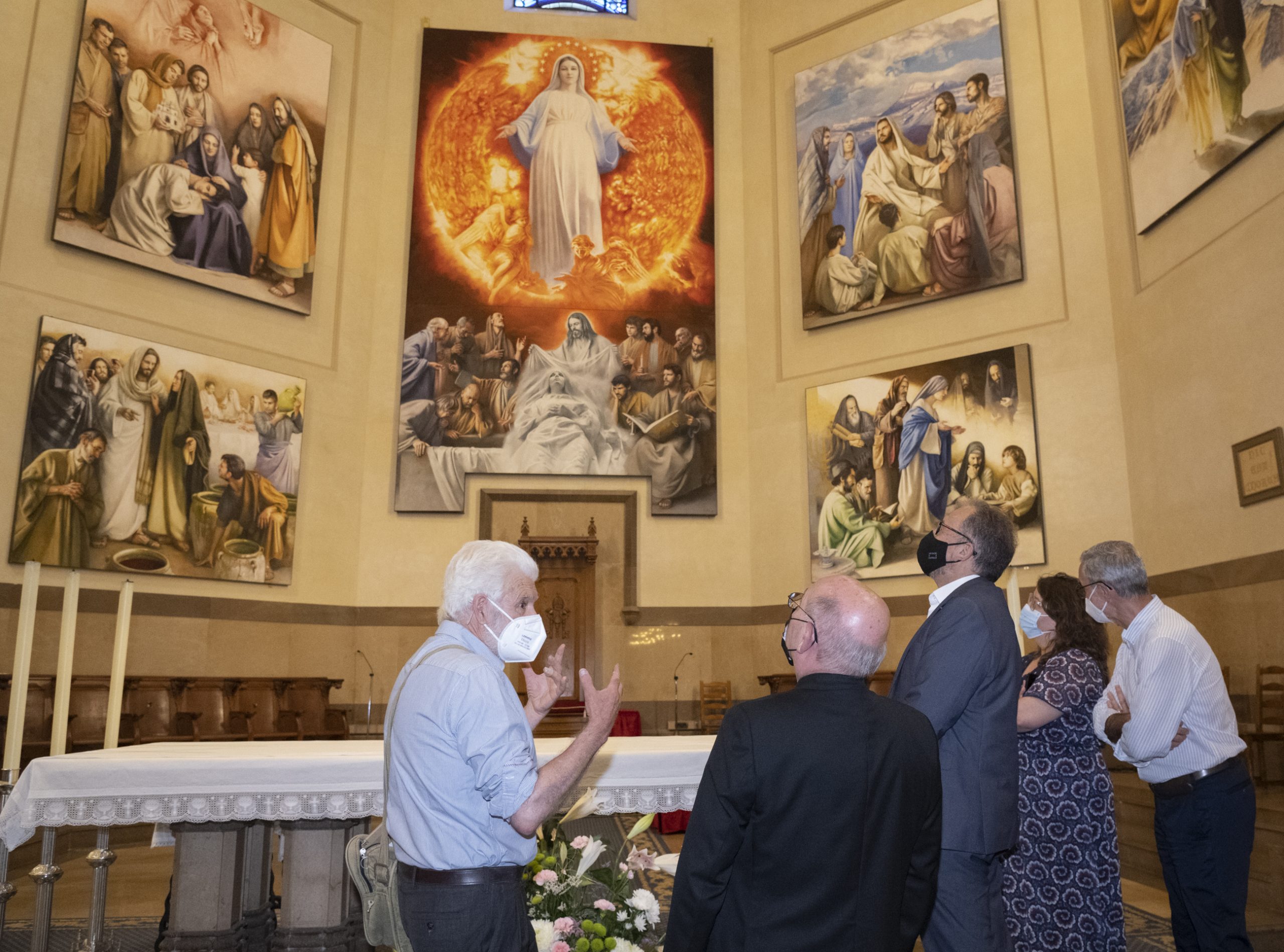José Martí destaca la mirada actual de las escenas bíblicas con las que Traver Calzada ornamenta el presbiterio de Santa María