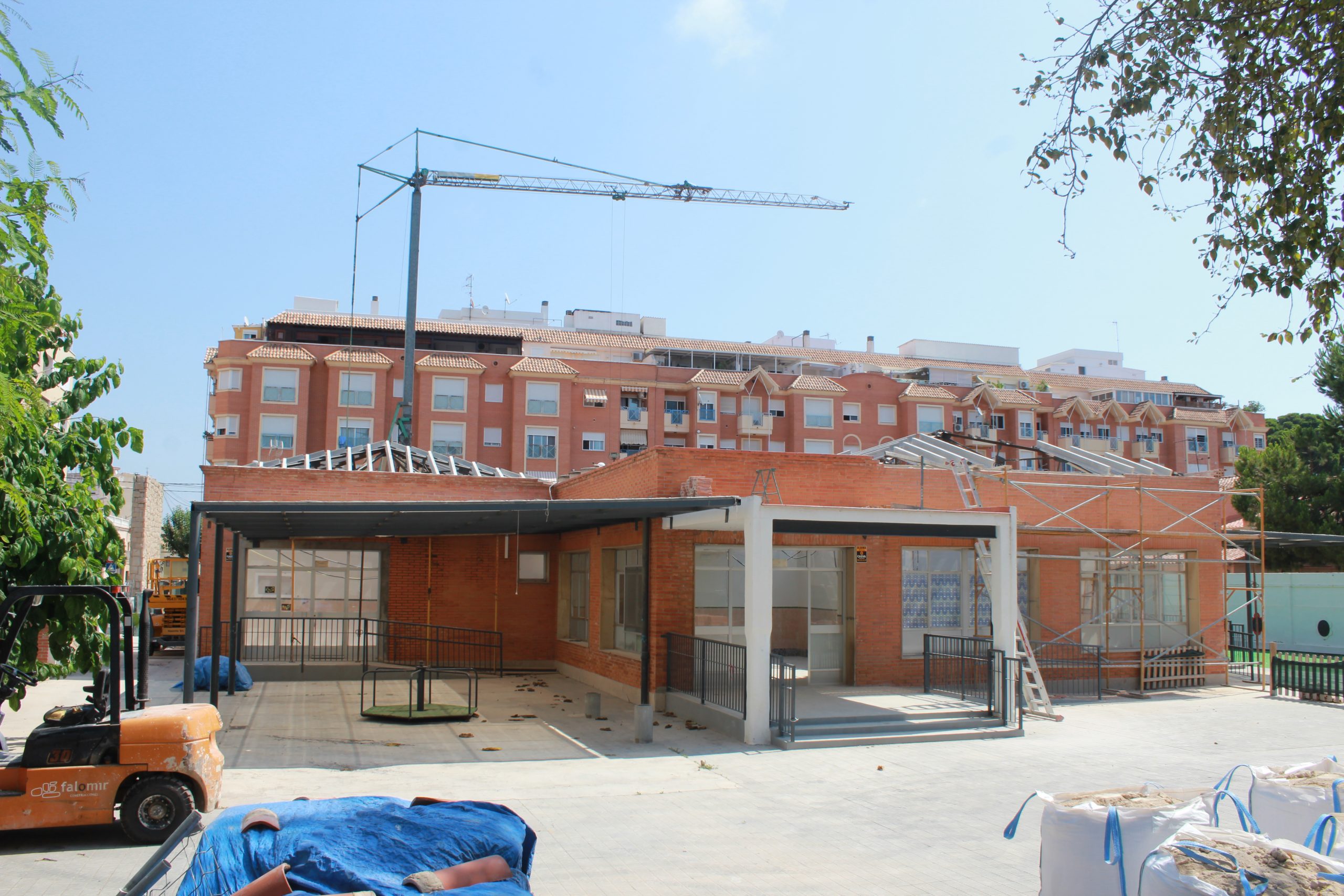 La Escuela Infantil Príncep Felip de Borriana renueva sus cubiertas para retirar elementos en mal estado e impermeabilizar el centro