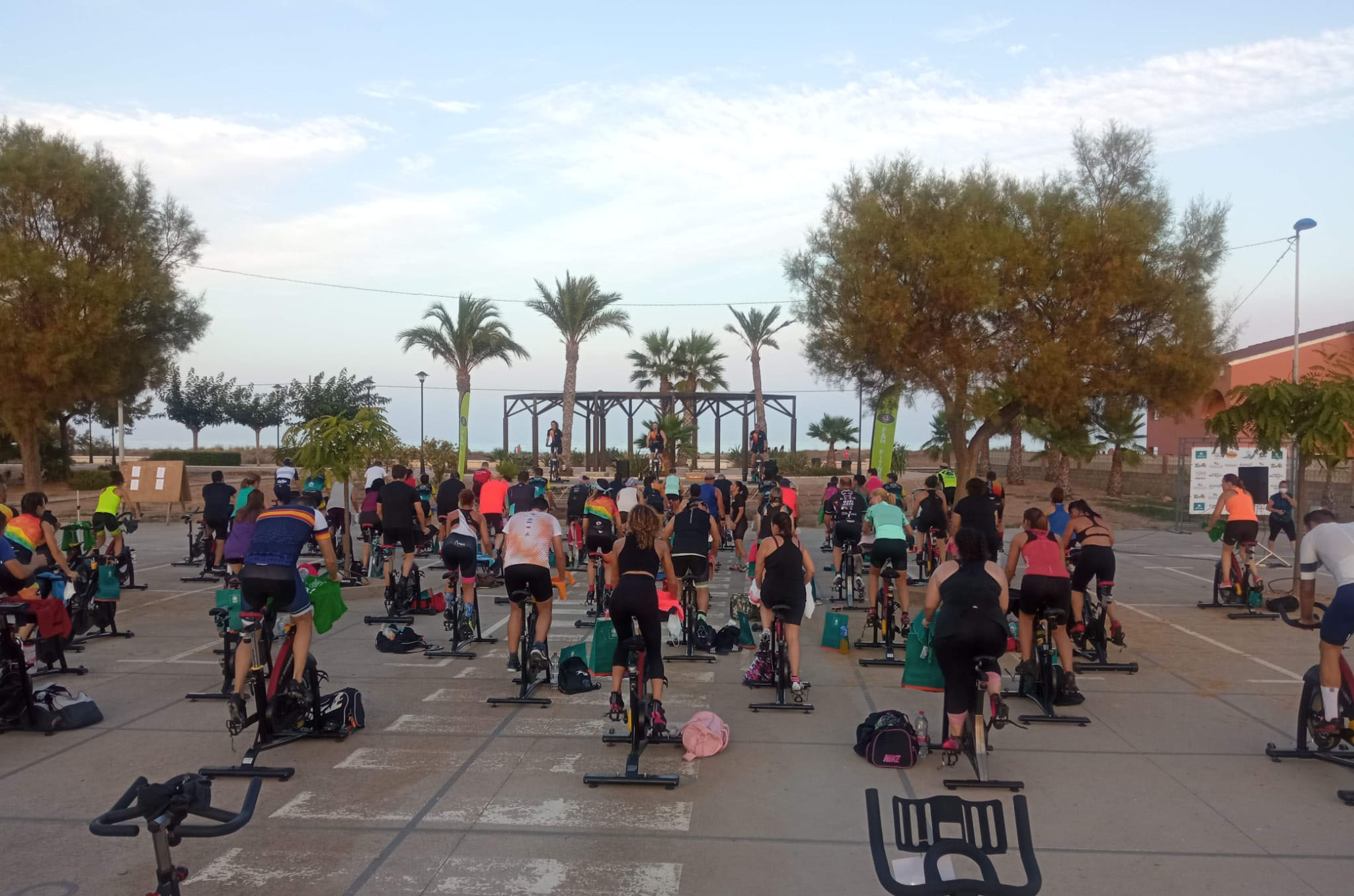 Más de 70 personas participan en la «MASTER CLASS SUNSET CYCLING» en la playa Casablanca de Almenara