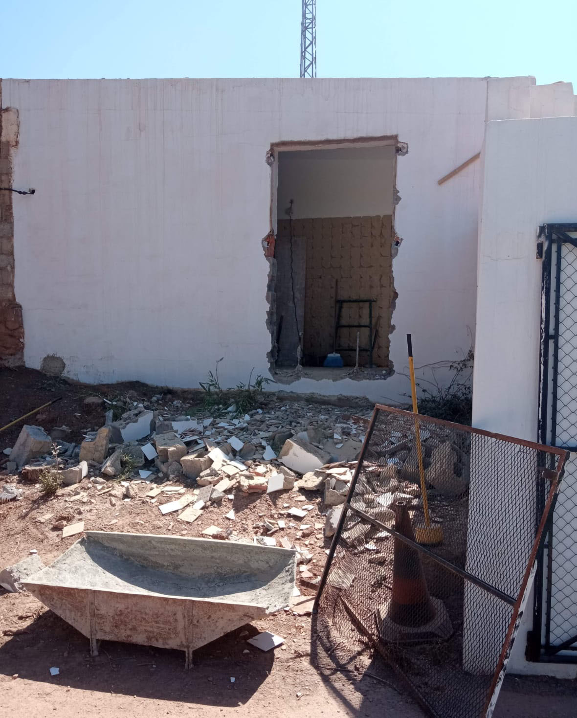 Almenara remodela y amplía el vestuario de los árbitros en el campo de fútbol de la corona