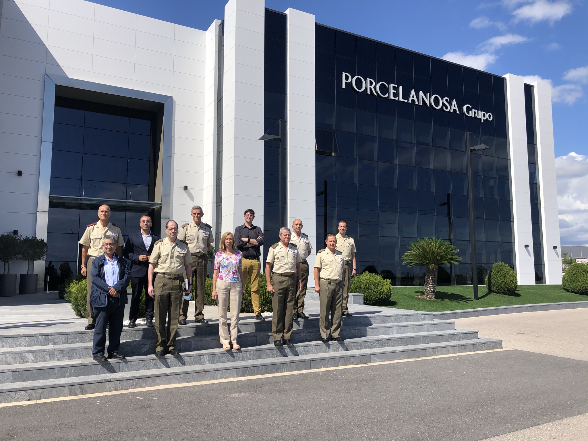 Benlloch acompaña a una delegación del Ejército en su visita a Porcelanosa para ‘exportar’ el modelo de industria 4.0