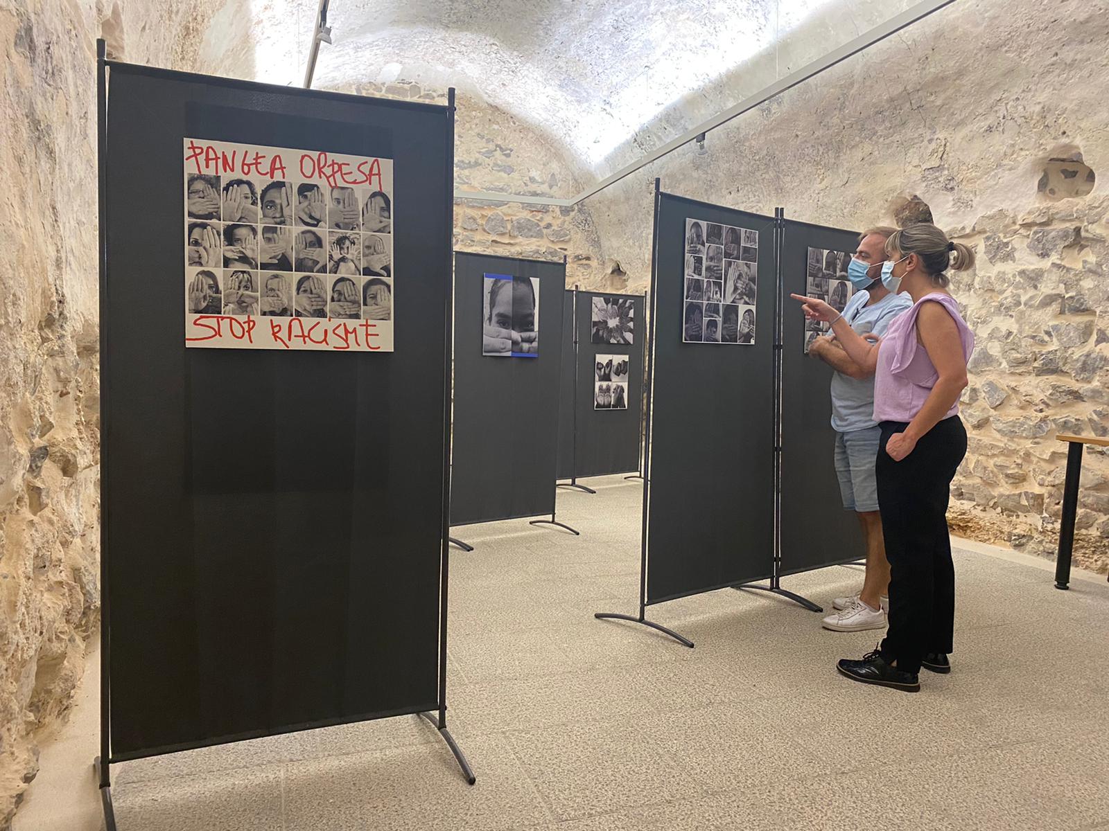 La exposición ‘Stop racisme’ fomenta la diversidad cultural en la Torre del Rei de Oropesa del Mar