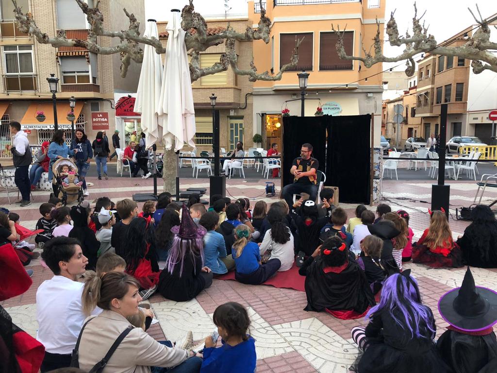 Las películas de terror y los monstruos de la tradición valenciana marcan Tots Sants en Oropesa del Mar