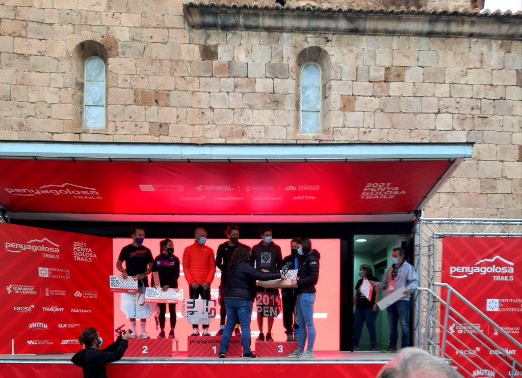 Ruth Sanz entrega los premios de la MiM de Penyagolosa Trails en Vistabella