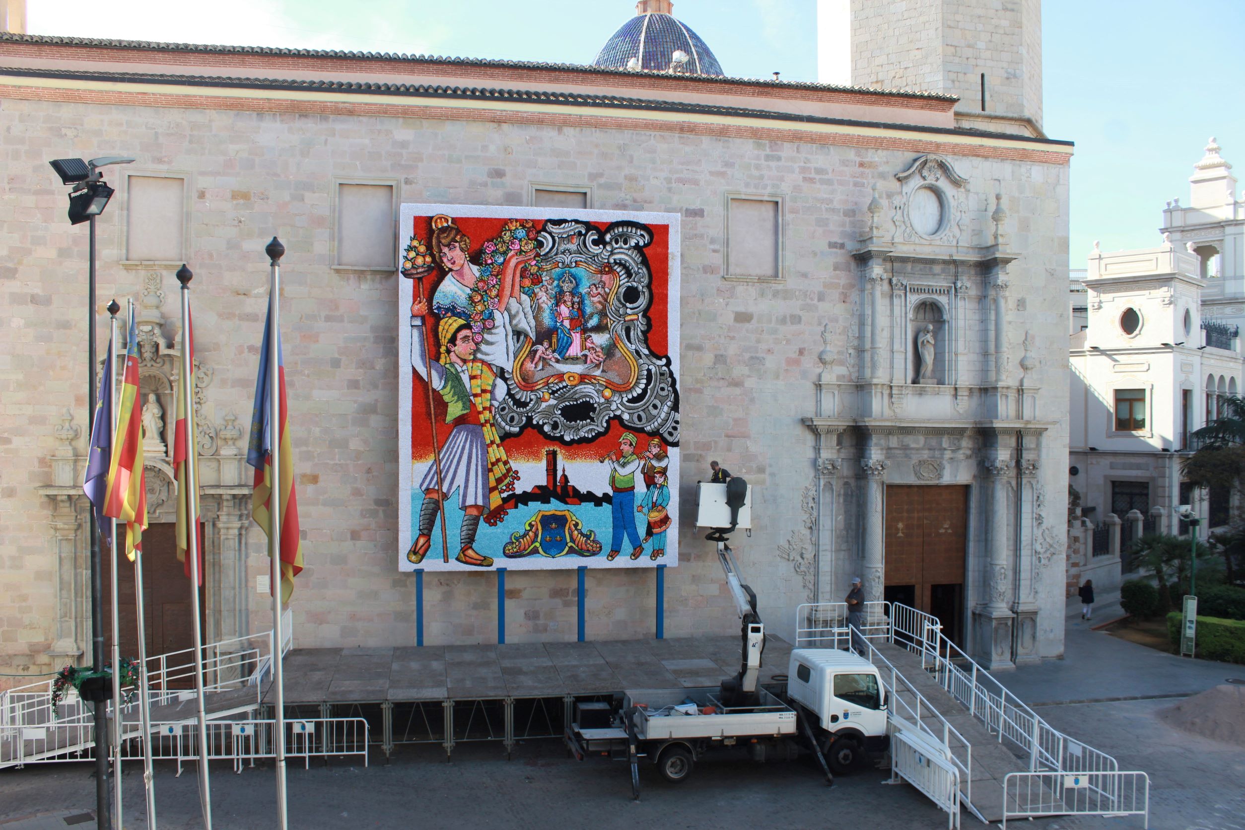 La plaza Mayor de Burriana ya luce el tapiz para la ofrenda de las Fallas 2021