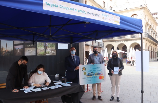 La campaña Fem Poble instala una carpa informativa en el mercado ambulante de Vila-real