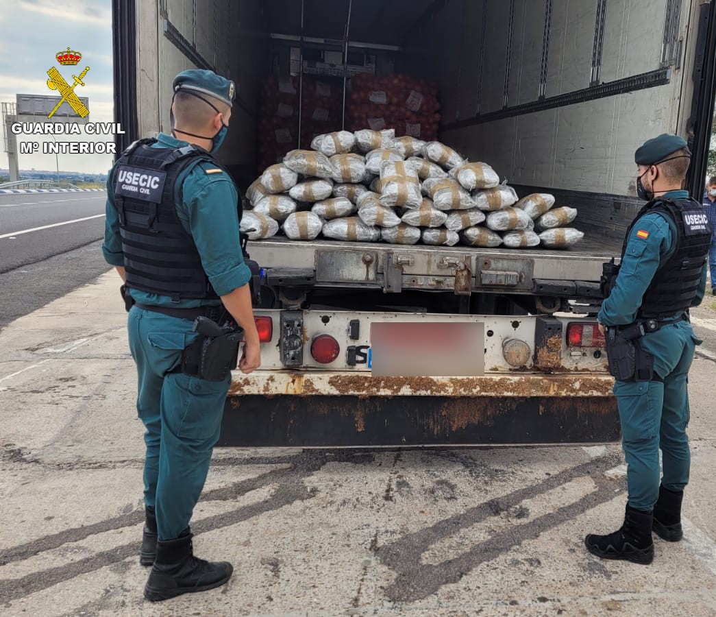 La Guardia Civil detiene al conductor de un camión que circulaba por la AP-7 transportando 115 kilogramos de marihuana