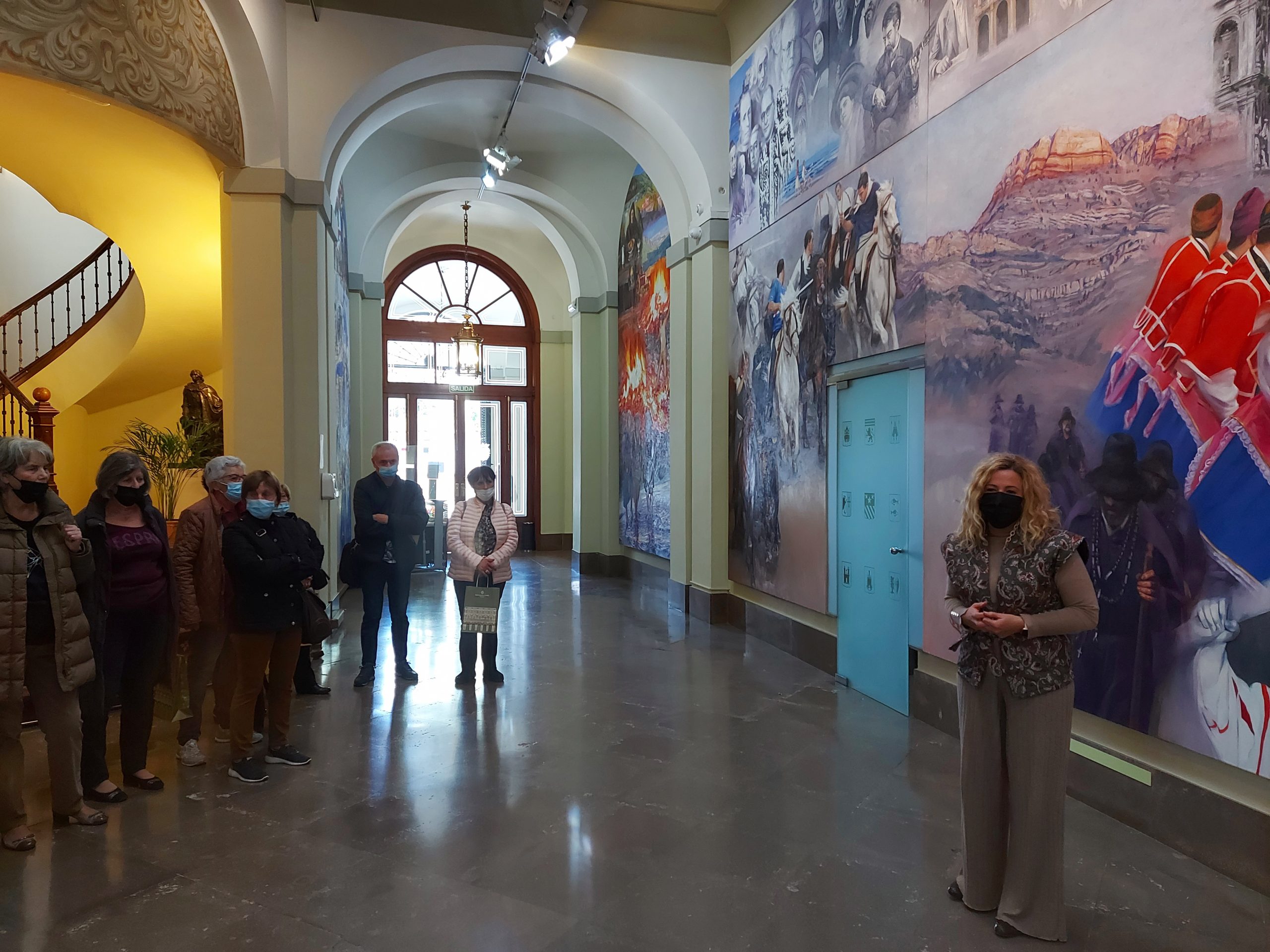 Virginia Martí recibe en la Diputación a un grupo de turistas franceses que siguen la ruta del rey Jaume I