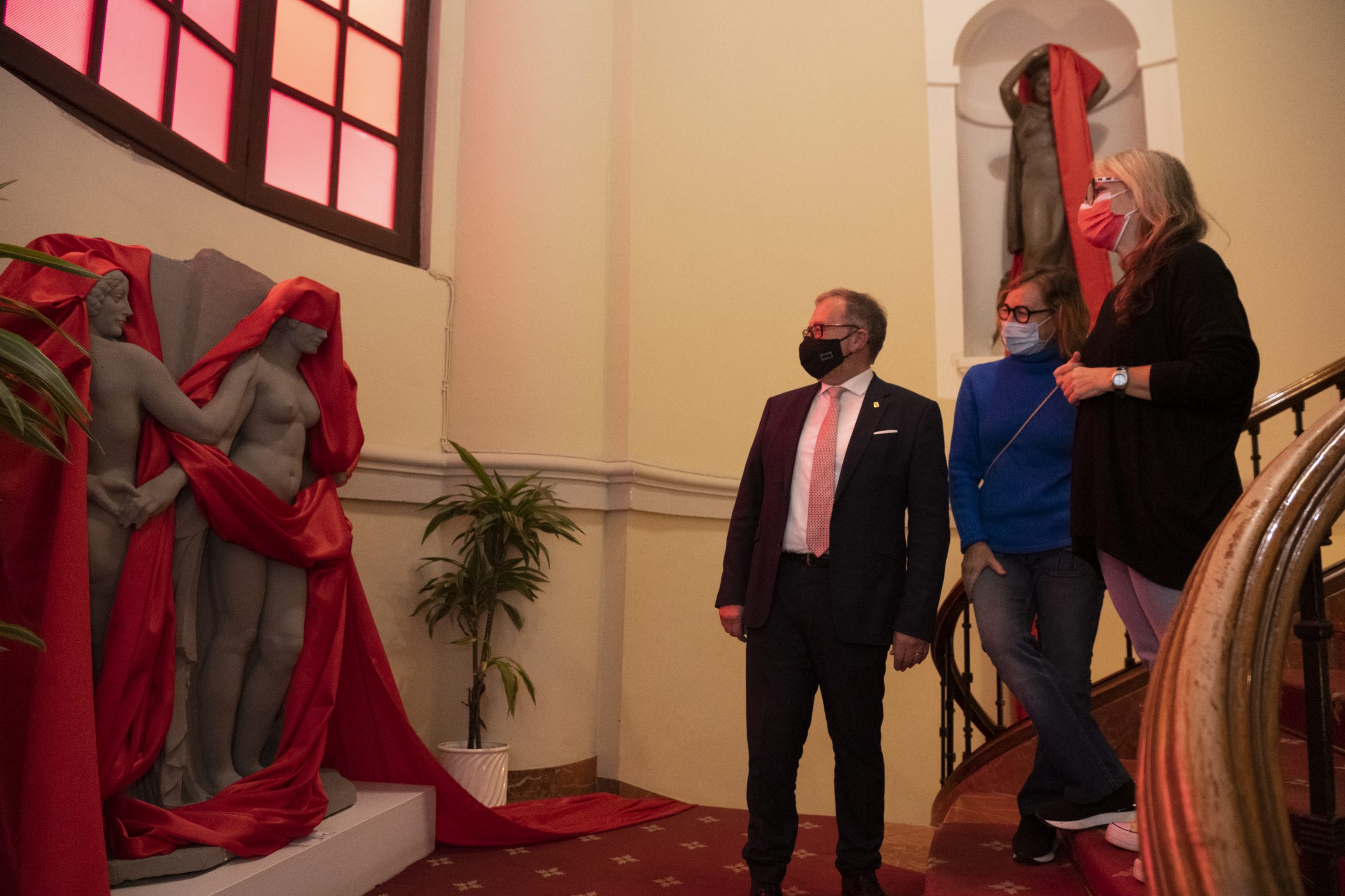 La Diputación de Castellón tiñe de rojo las esculturas del Palacio Provincial para sensibilizar contra la violencia de género