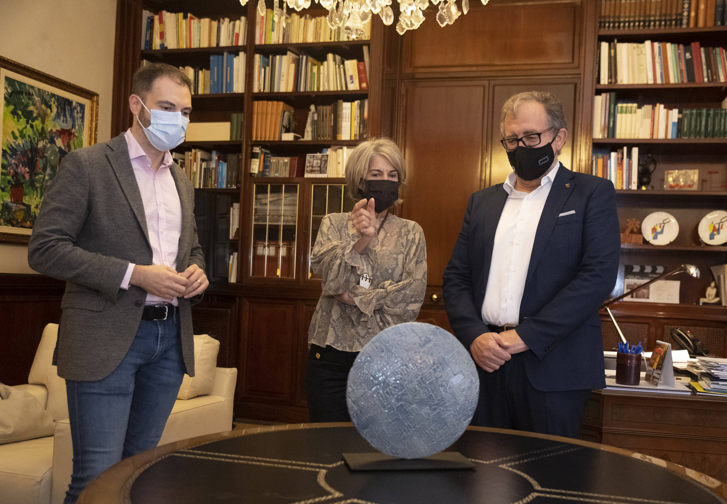 Carmela Tello da forma al trofeo ‘Som Ceràmica’ de la Diputación de Castellón con la pieza ‘Alcanzar la Luna’